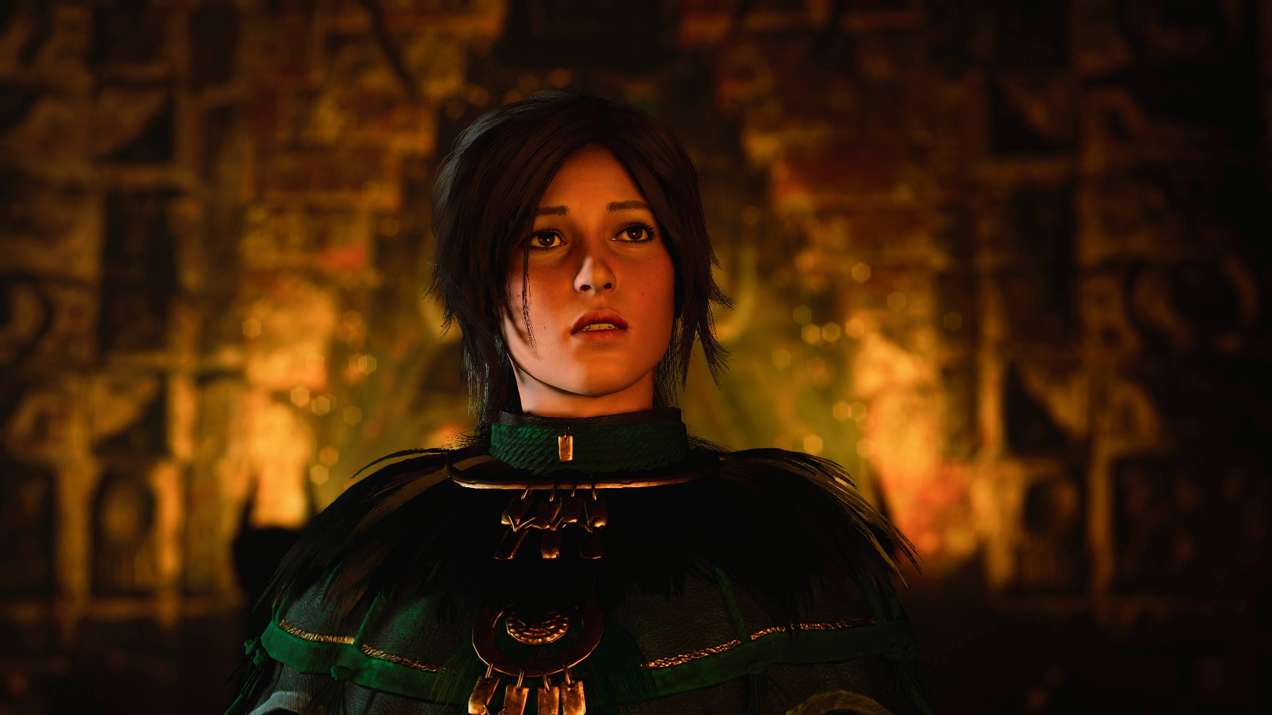 遊戲 桌布 壁紙 — 一位身穿綠色盔甲、肩披羽毛的女戰士，在溫暖燈光下，對著華麗的石牆凝視。