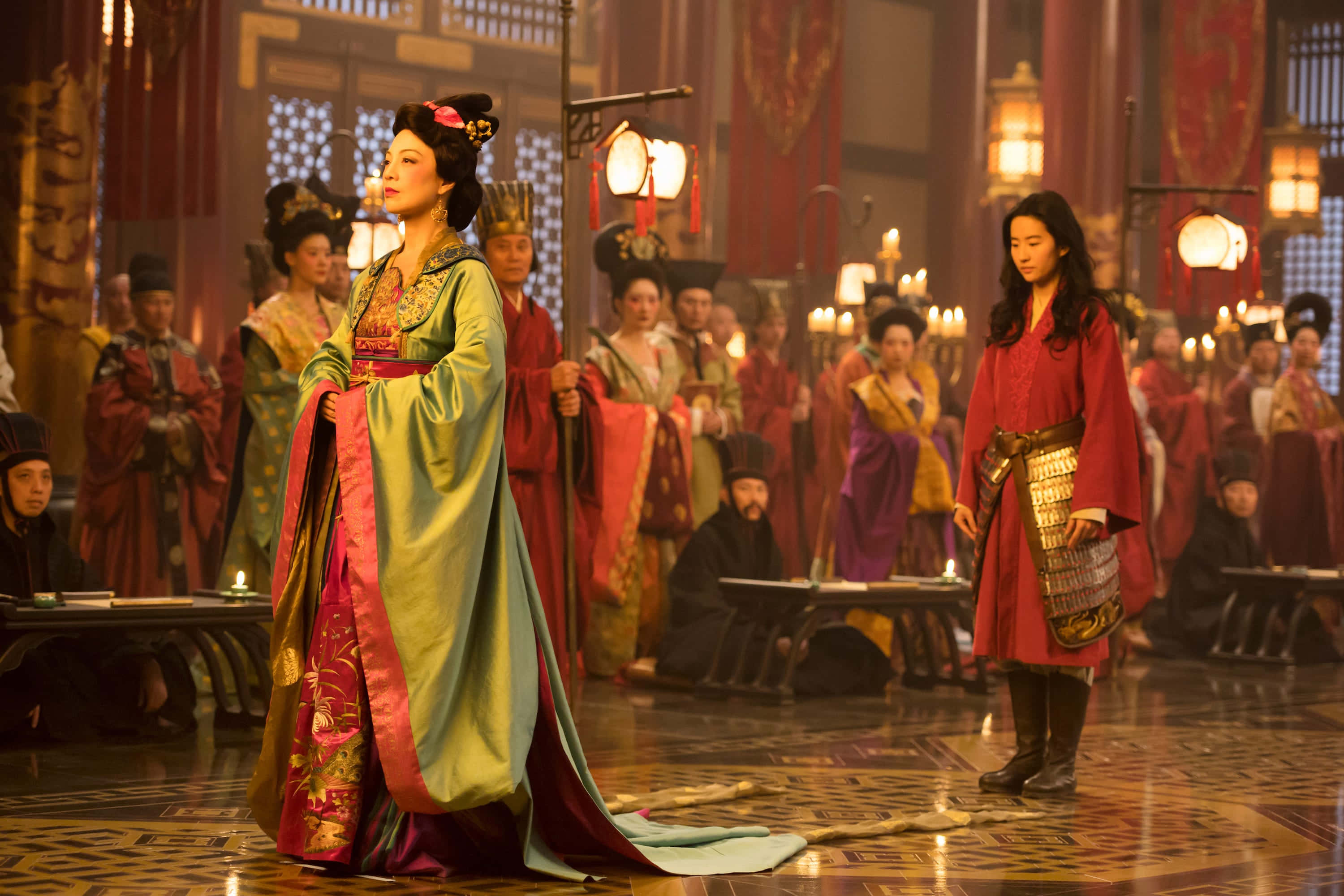 Ming Na Wen 桌布 壁紙 — 一位身穿綠色絲綢長袍的貴族女子，在燭光搖曳的帝國大廳中從容佇立，一位身穿紅色鎧甲的戰士在她身旁恭敬鞠躬。