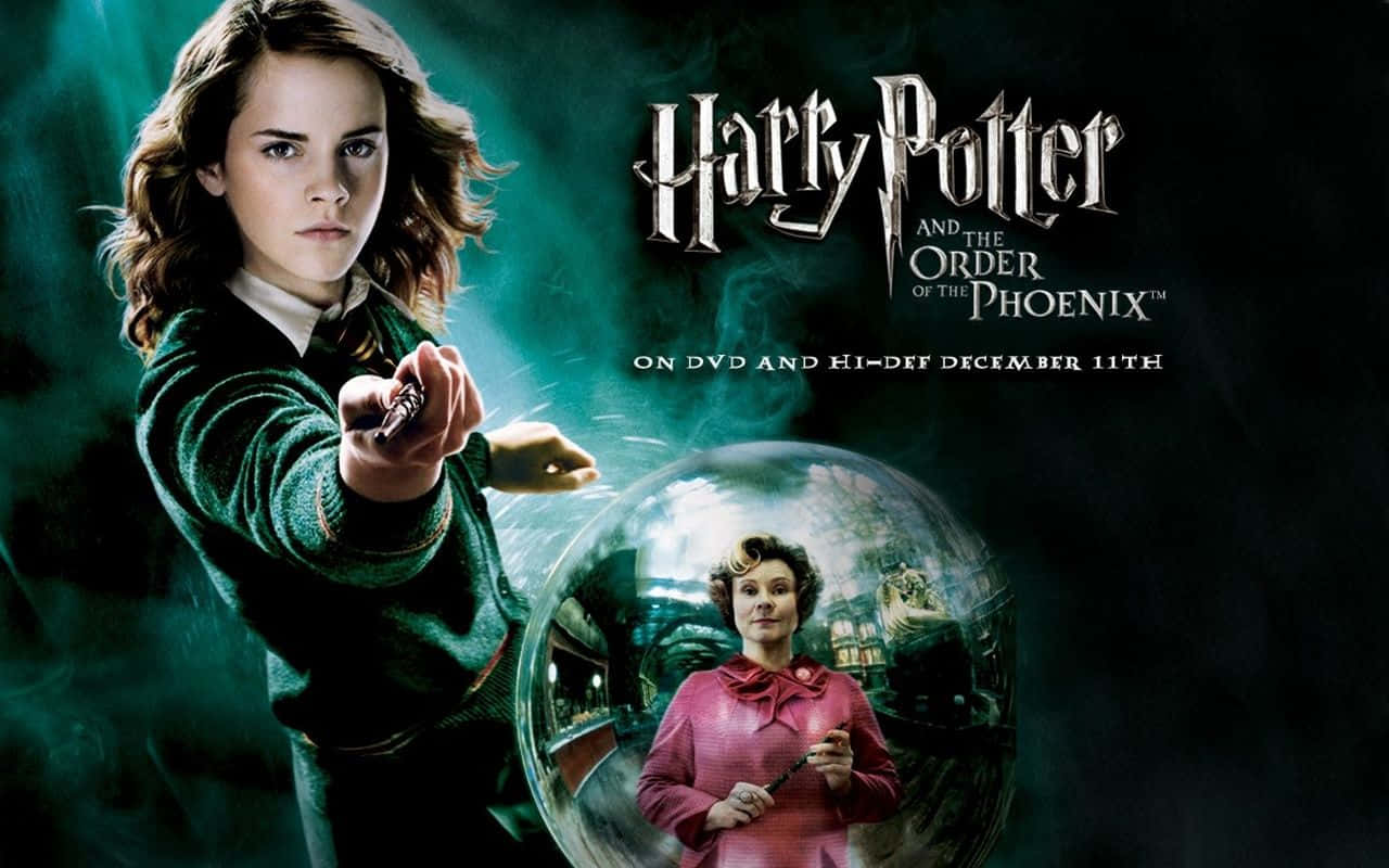 The Order Of Phoenix 桌布 壁紙 — 一位身穿綠色長袍的年輕女巫用魔杖施咒，一個漂浮的球體顯示另一位身穿粉紅色連衣裙的女巫手持魔杖。