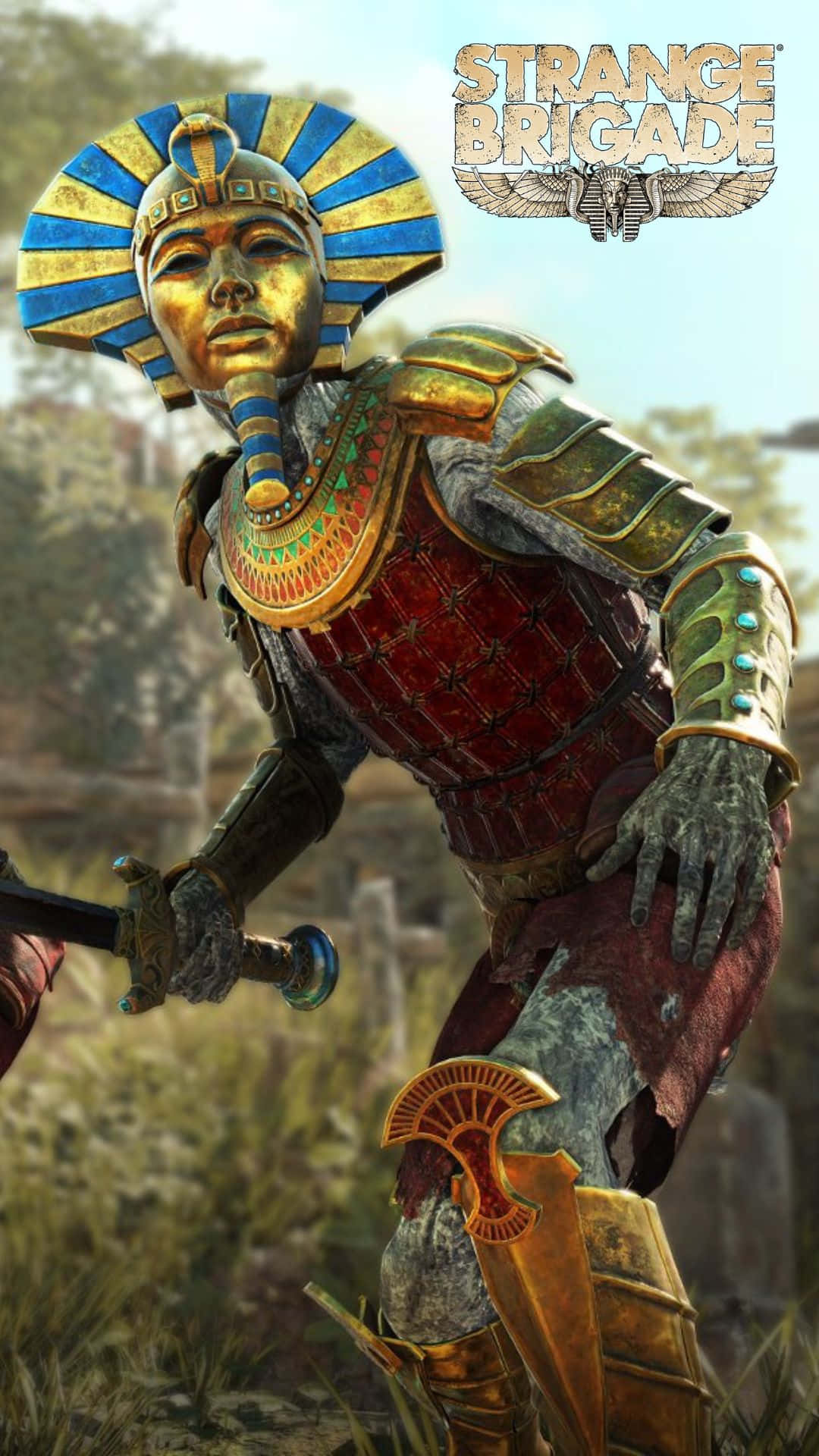 Android Strange Brigade 桌布 壁紙 — 一位身穿華麗埃及盔甲、頭戴金色太陽頭飾的戰士，在陽光照耀的草地上準備就緒。
