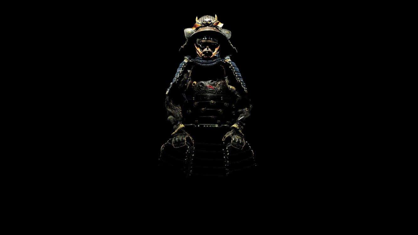 Samurai Armor 桌布 壁紙 — 一位身穿華麗暗色鎧甲、帶金色點綴的武士戰士，在黑色背景上呈現剪影。