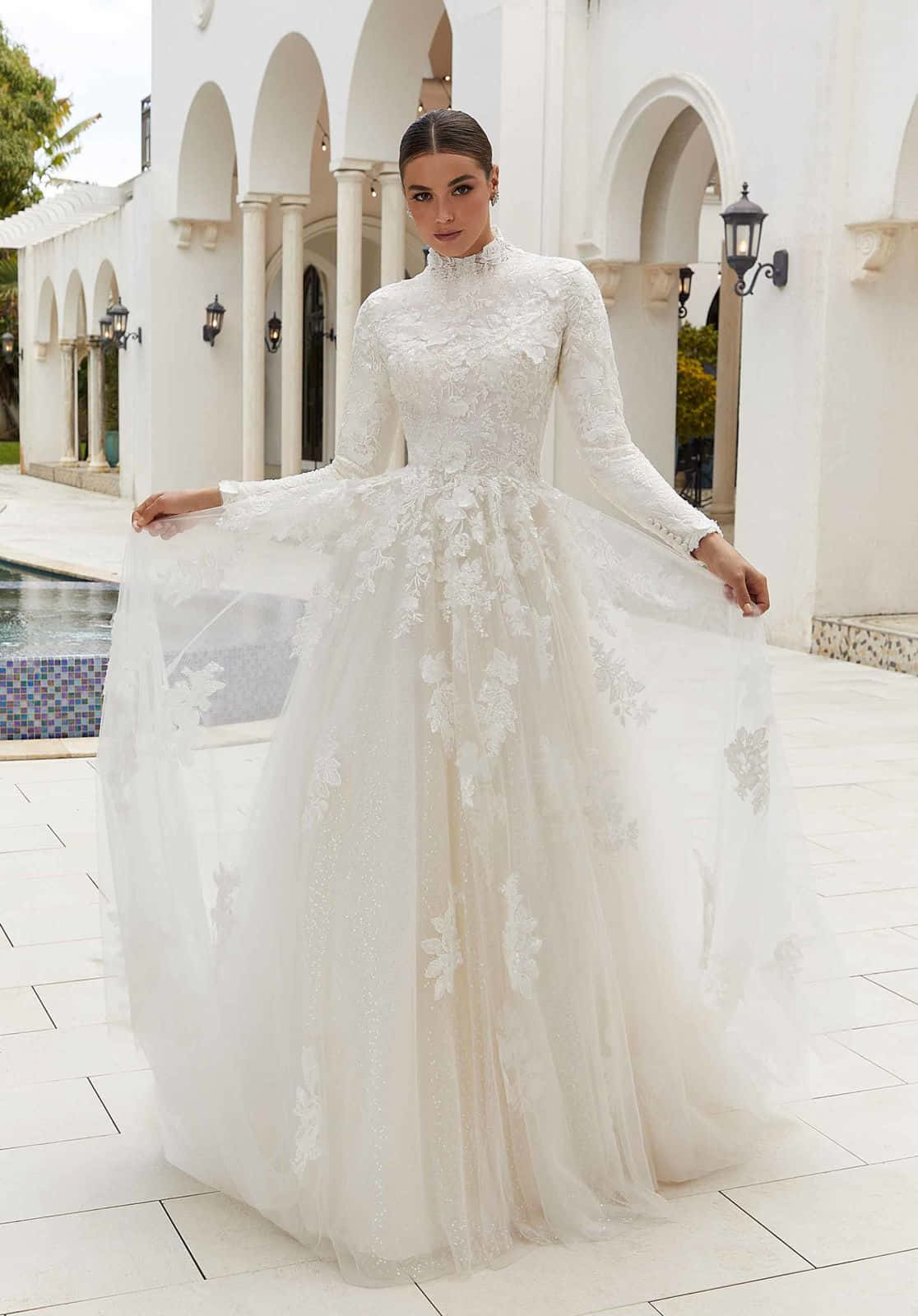 Bride's Dress 桌布 壁紙 — 一位身穿華麗白色婚紗的女性在明亮的日光下優雅地站在泳池旁。