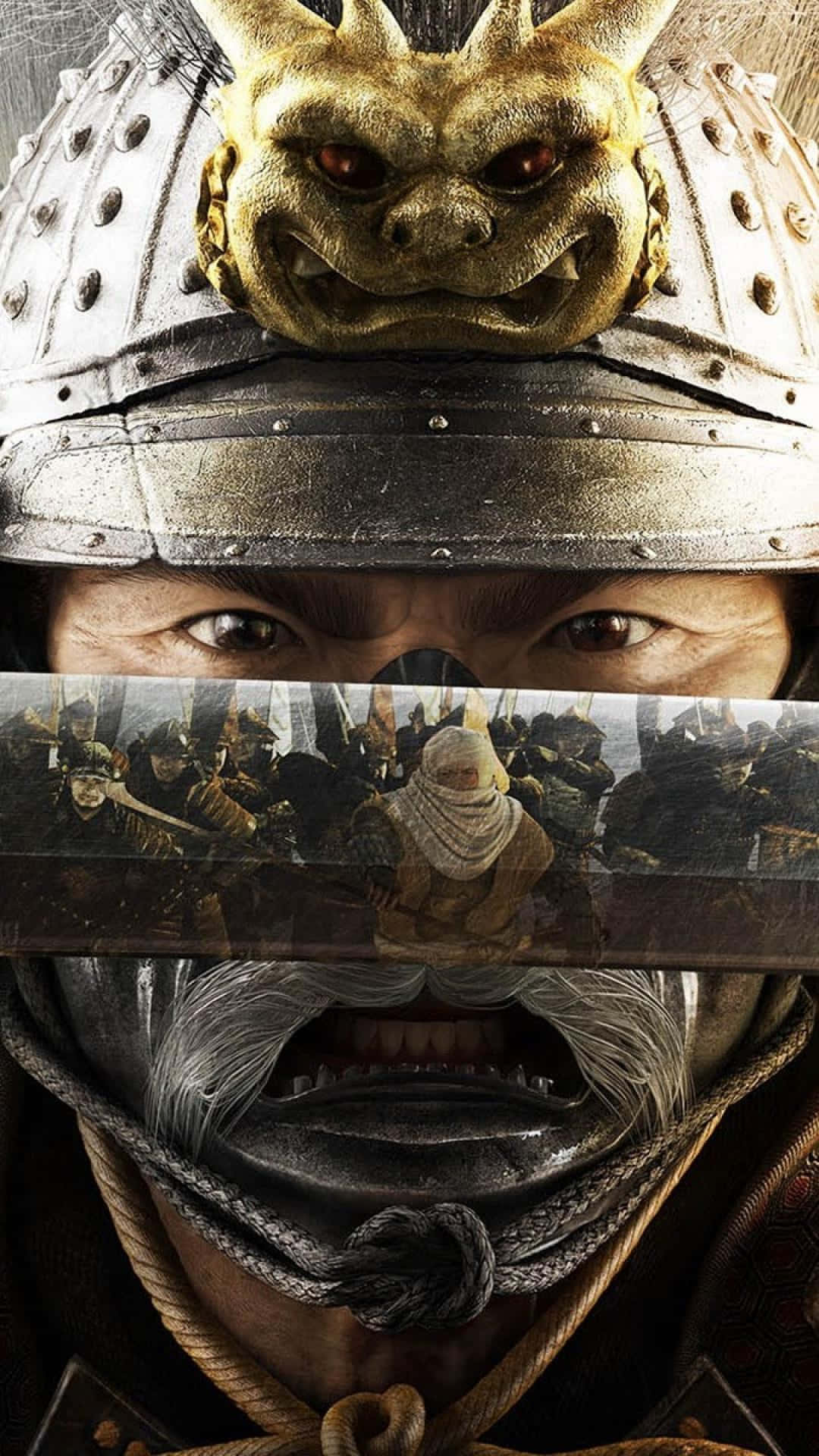 Shogun 桌布 壁紙 — 一位身穿華麗盔甲、戴著兇猛龍面具的武士，眼神銳利，刀刃上反射出戰場的景象。