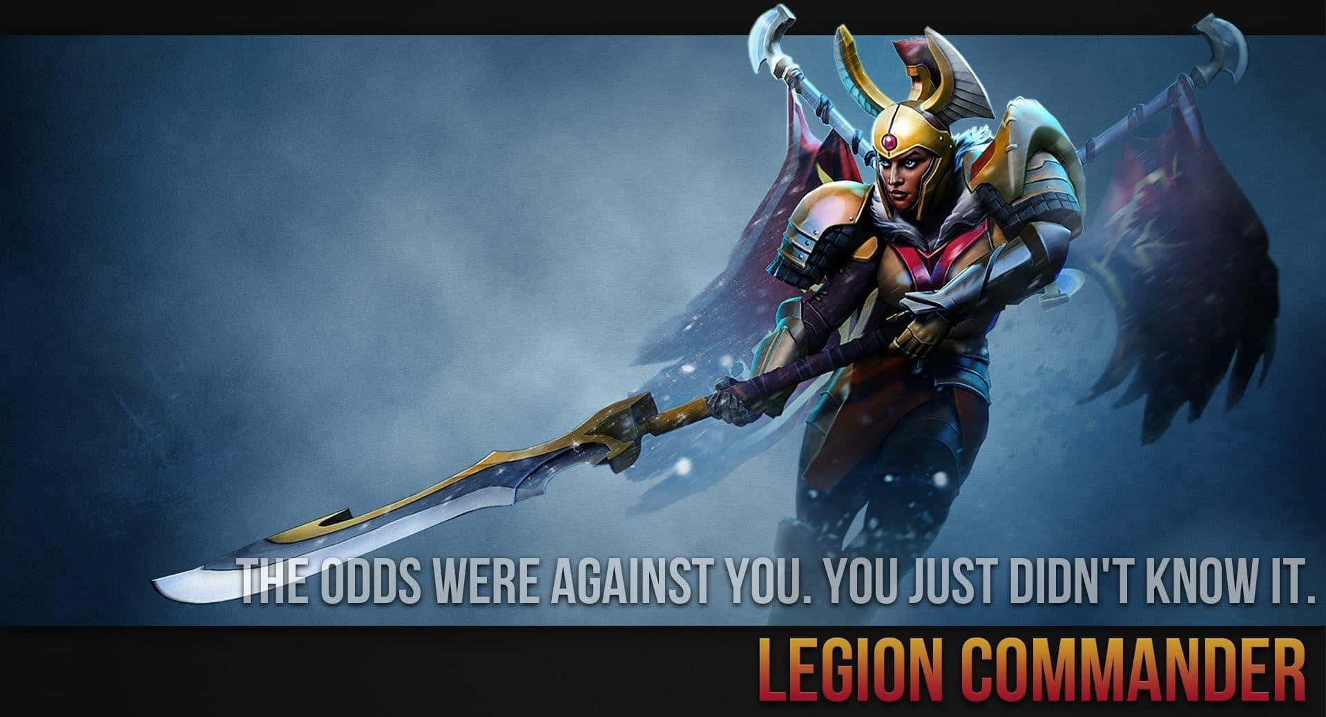 Legion Commander 桌布 壁紙 — 一位身穿華麗盔甲的兇猛戰士，在迷霧深藍背景下揮舞著發光的劍，並帶有粗體文字覆蓋。