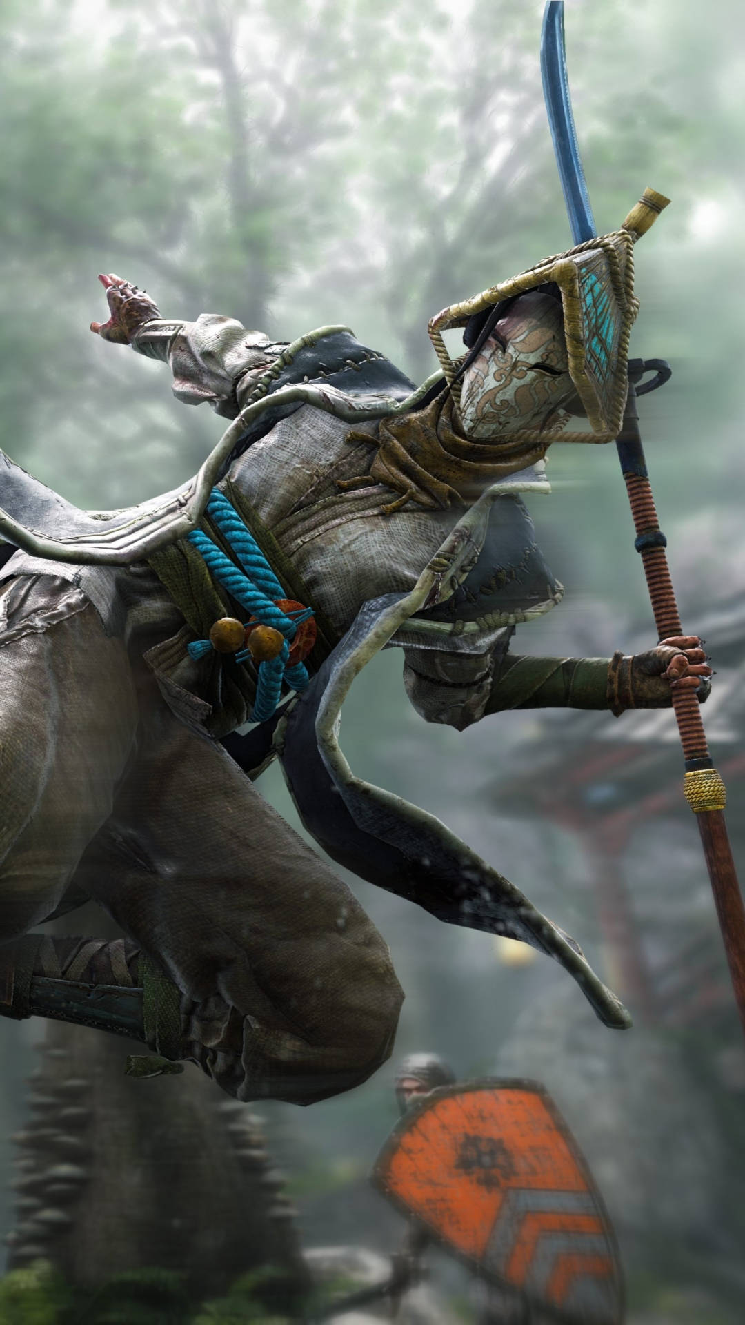 遊戲 桌布 壁紙 — 一位身穿華麗盔甲的武士戰士，在迷霧森林中揮舞長矛，以動態動作跳躍。
