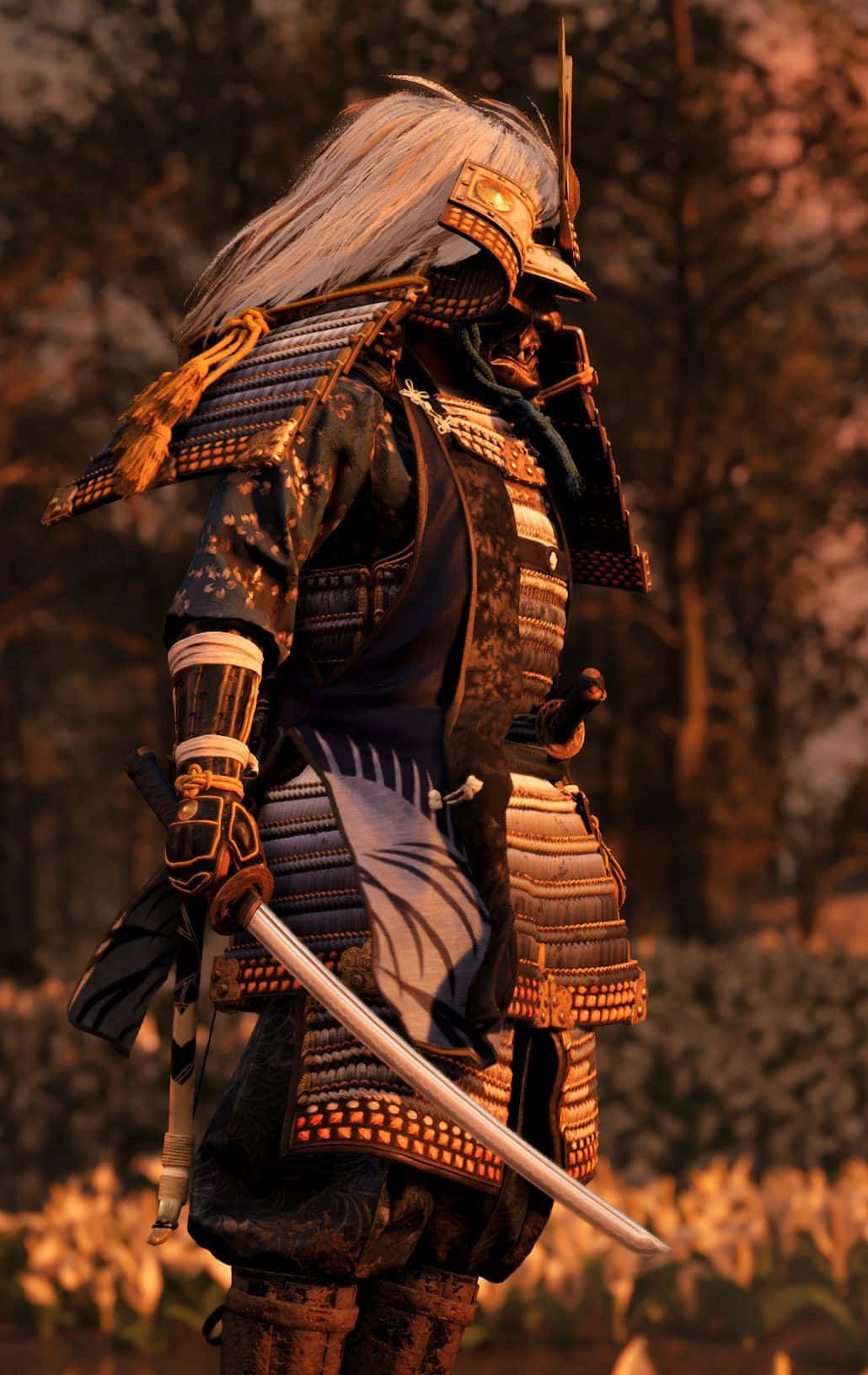 Samurai Armor 桌布 壁紙 — 一位身穿華麗盔甲的武士戰士在黃金時段的森林中拔劍而立。