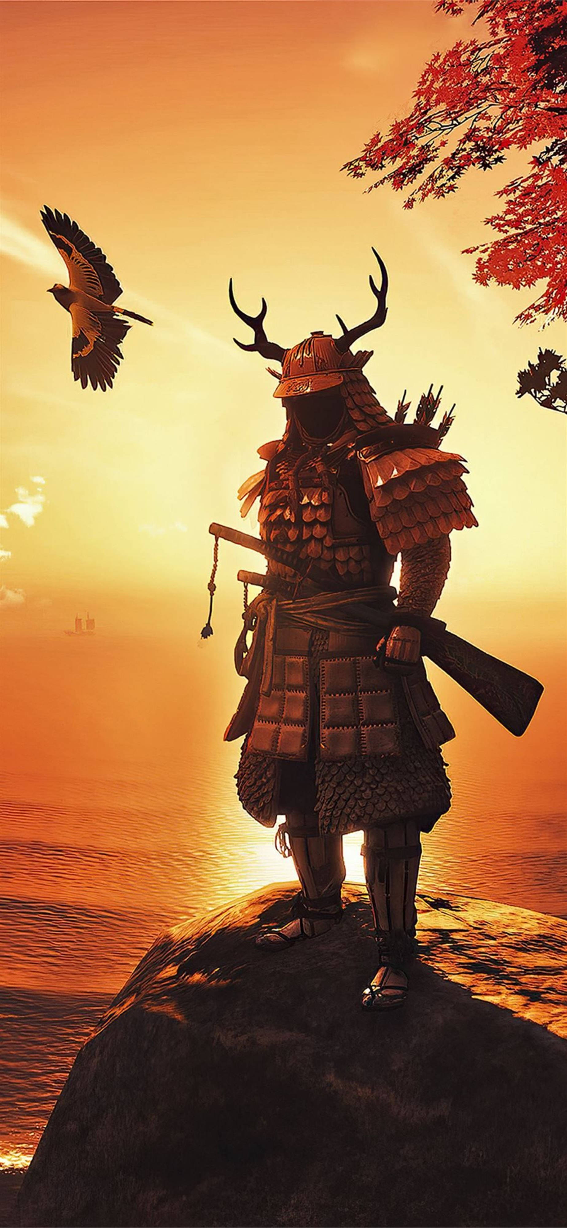 對馬戰鬼 桌布 壁紙 — 一位身穿華麗盔甲的武士站在夕陽下的岩石上，一隻鷹在他身旁翱翔，背景是火紅的橙色天空。