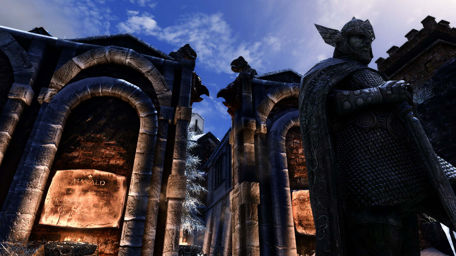Skyrim Windhelm 桌布 壁紙 — 一位身穿華麗盔甲的騎士在晴朗藍天白雲下，守衛在古老的石拱門前。