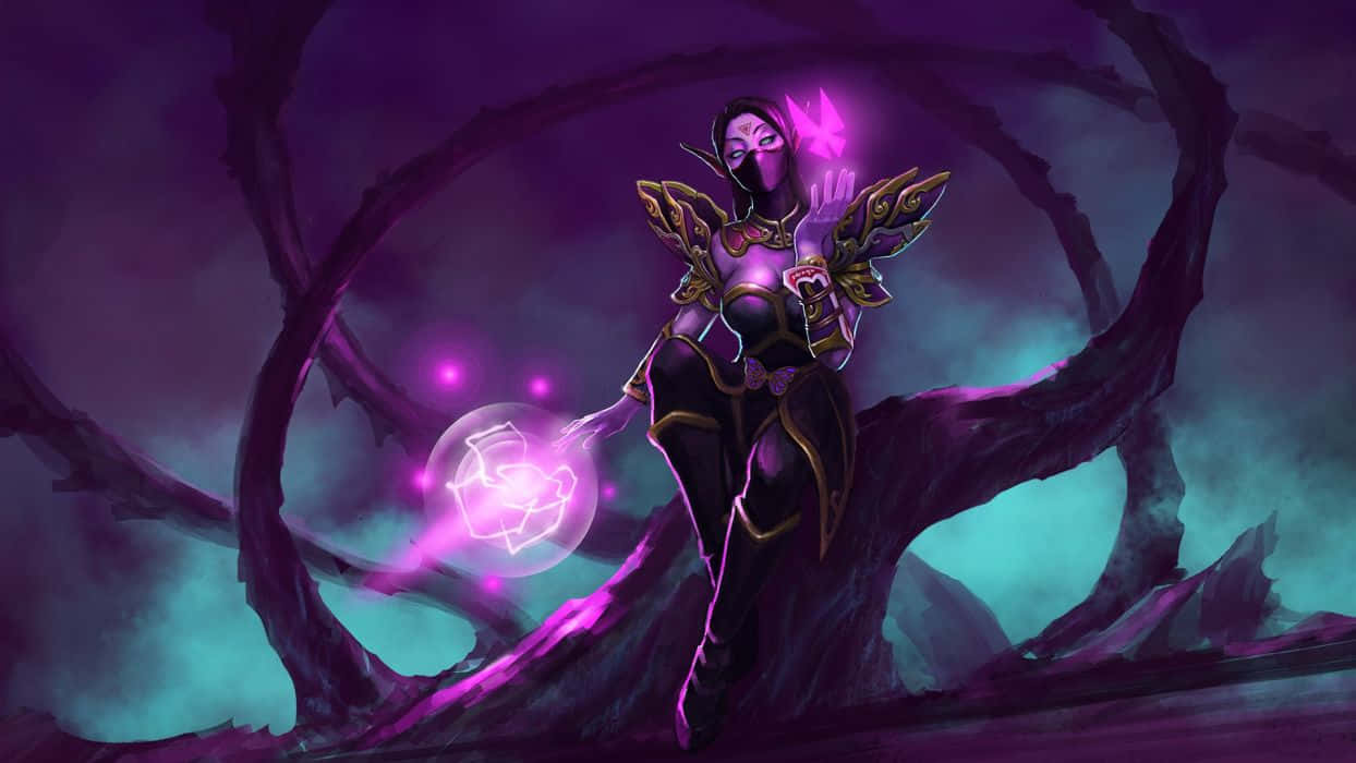 Templar Assassin 桌布 壁紙 — 一位身穿華麗盔甲的黑暗奇幻法師，在扭曲的樹根間，於陰鬱的暮色天空下引導發光的紫色魔法。