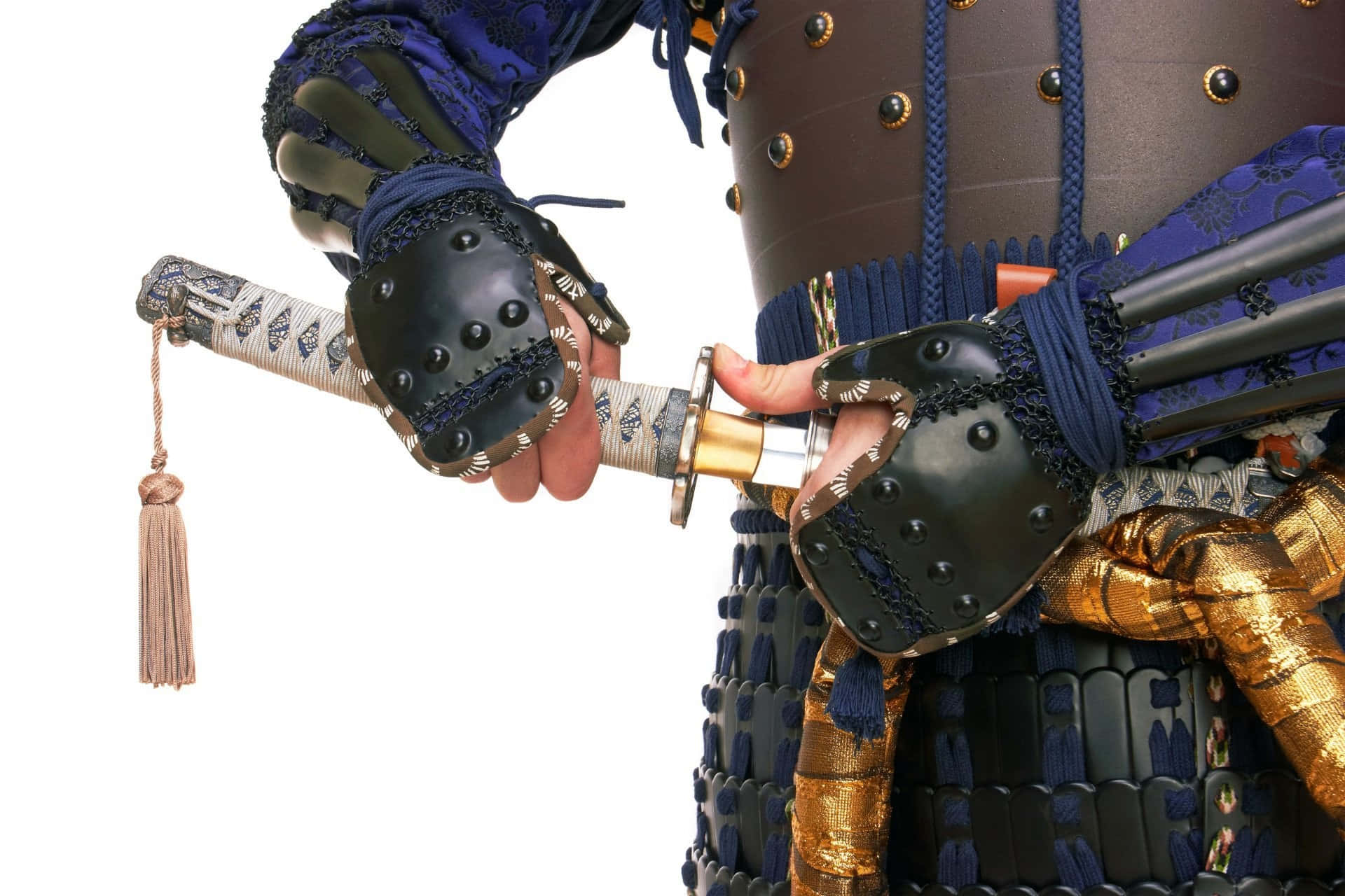 Bushido 桌布 壁紙 — 一位身穿華麗藍金盔甲的武士，在純白背景上握著帶有流蘇的武士刀。