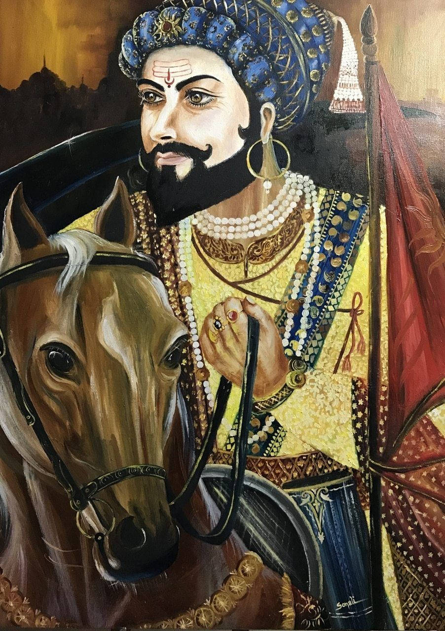 Chhatrapati Shivaji Maharaj 桌布 壁紙 — 一位身穿華麗金色和藍色服飾的皇室人物騎著一匹棕馬，背景是昏暗的天空和遠處的圓頂。