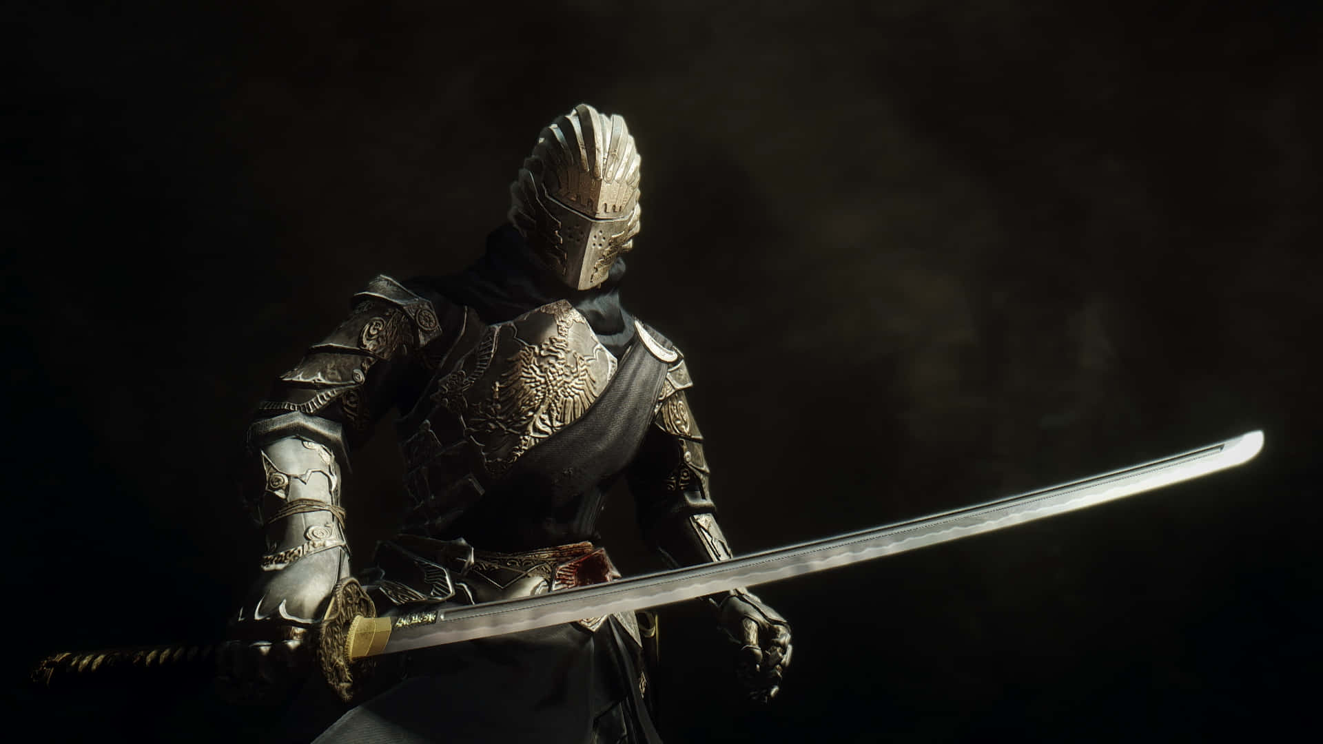dovahkiin 桌布 壁紙 — 一位身穿華麗銀色盔甲的騎士，在黑暗煙霧繚繞的背景中，手持長劍，光線戲劇性。