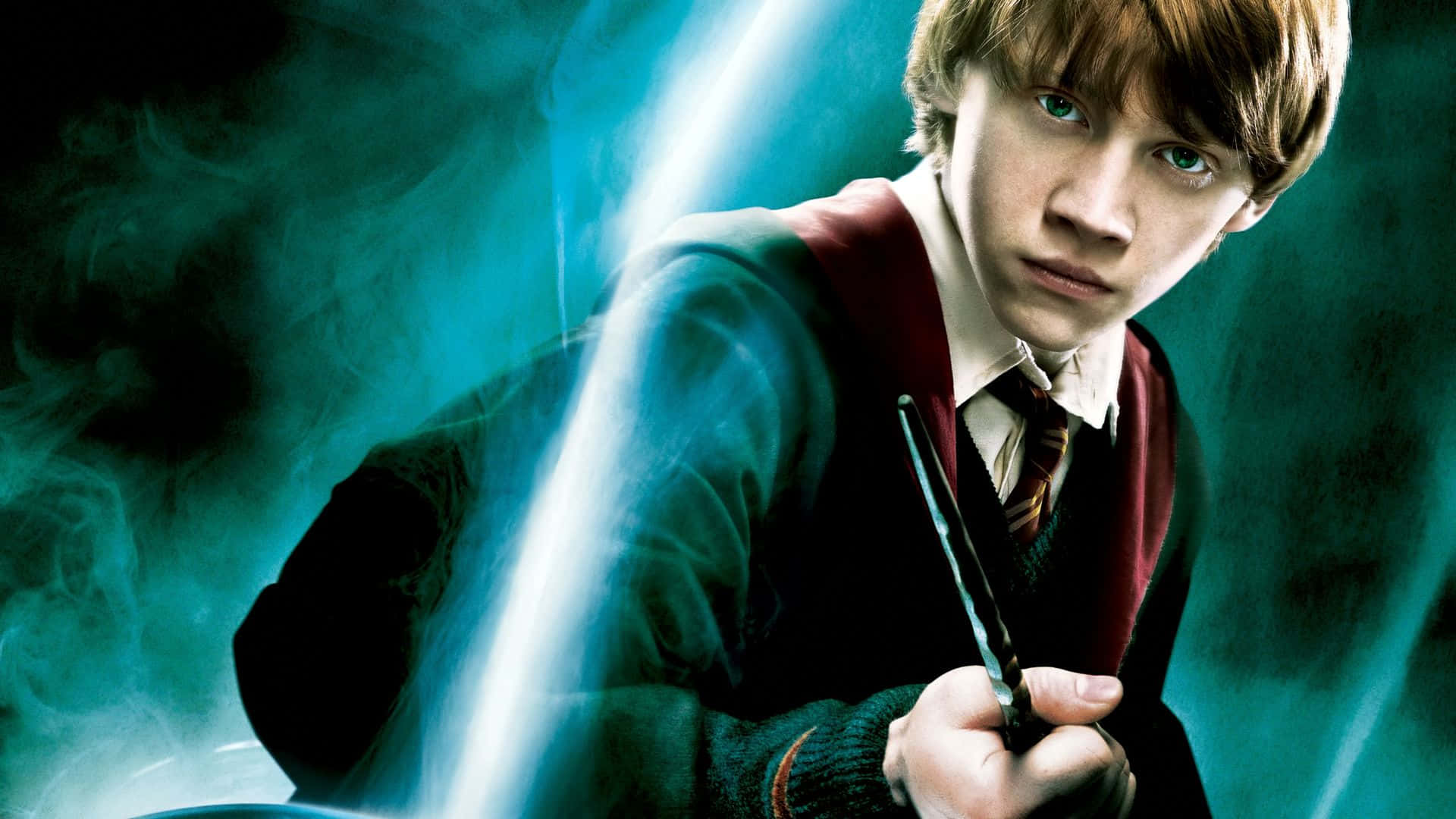 The Order Of Phoenix 桌布 壁紙 — 一位身穿葛萊芬多長袍的年輕巫師揮舞著魔杖，對着煙霧瀰漫的青綠色背景發出一道明亮的藍色魔法光束。