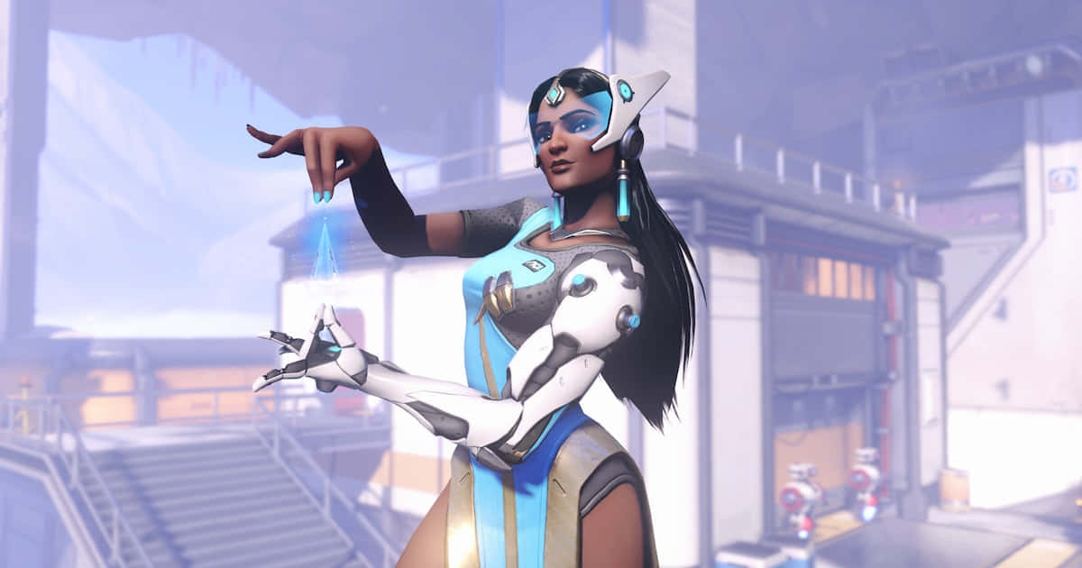 Overwatch Symmetra 桌布 壁紙 — 一位身穿藍白裝甲的未来女戰士，在科幻都市環境中用手操控發光的能量。