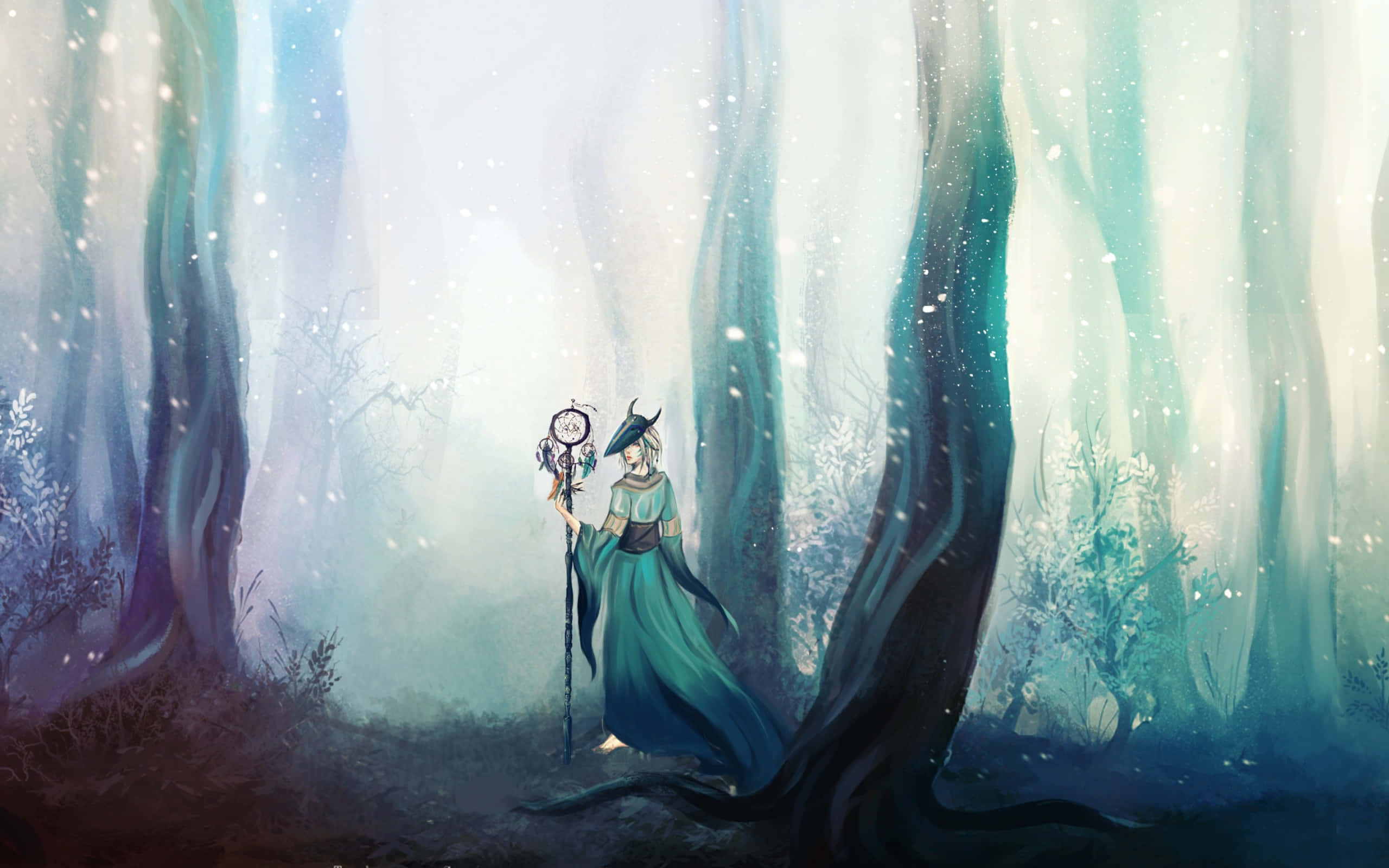 Magical Forest 桌布 壁紙 — 一位身穿藍綠色長袍的孤獨女巫，矗立在魔法森林中高聳迷霧的樹木之間，森林散發著柔和的藍色和綠色光芒。