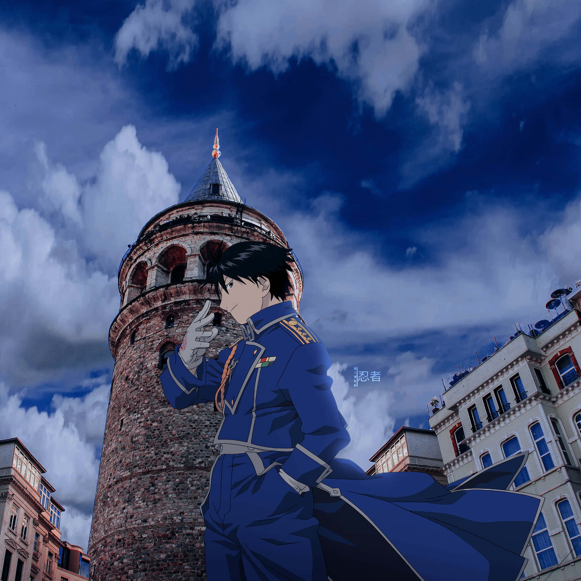 Roy Mustang 桌布 壁紙 — 一位身穿藍色制服嘅年輕動漫士兵，喺戲劇性嘅多雲天空下，企喺歷史悠久嘅加拉塔塔前。
