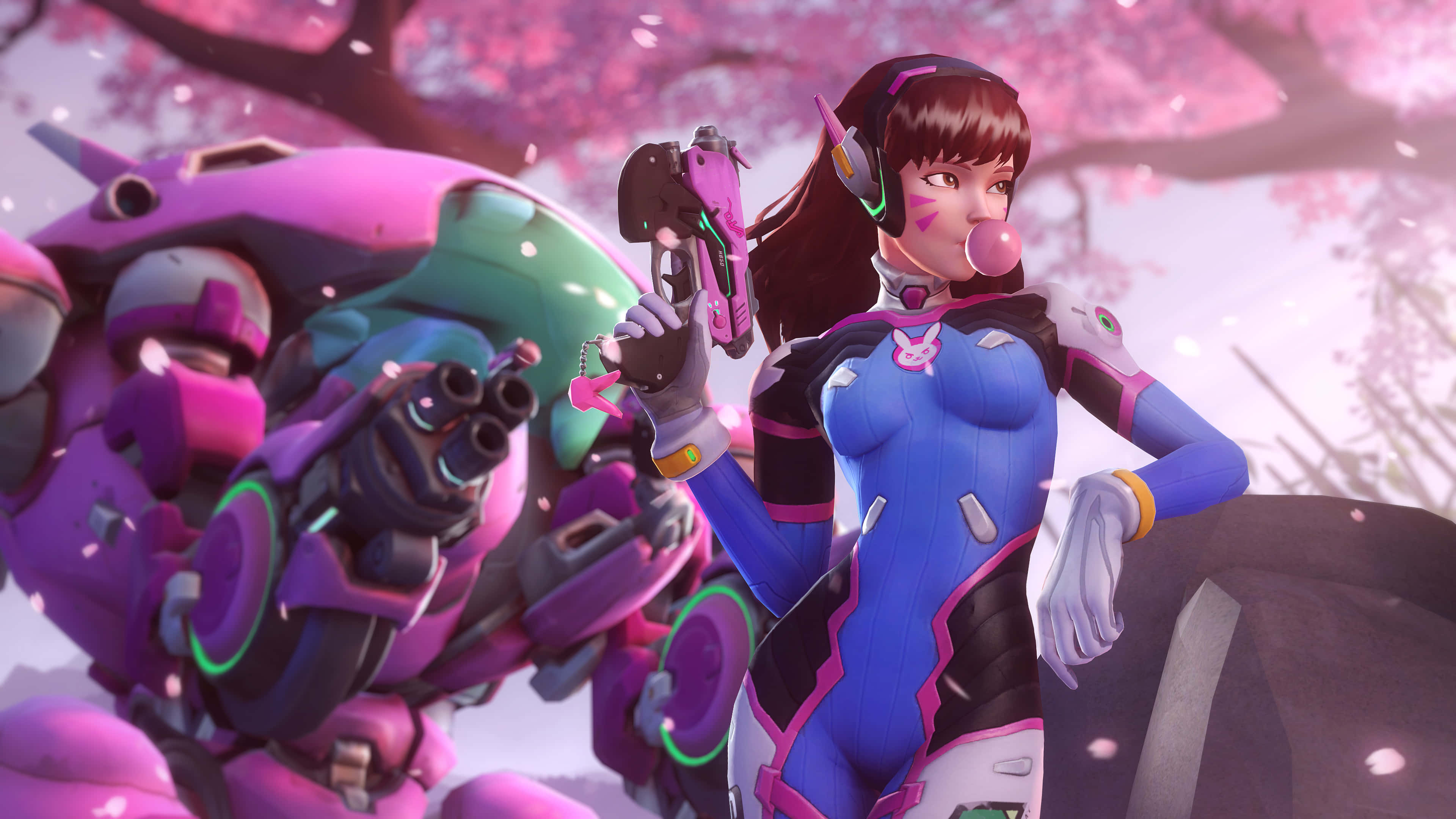 Aesthetic Overwatch 桌布 壁紙 — 一位身穿藍色和粉紅色盔甲的女英雄在盛開的櫻花下，在巨型機甲旁邊吹泡泡糖。