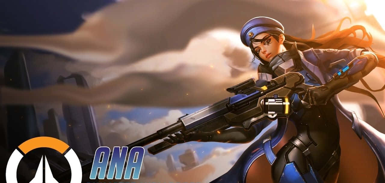 Overwatch Ana 桌布 壁紙 — 一位身穿藍色戰術裝備的女性狙擊手，在溫暖的逆光中，對著戲劇性的多雲天空瞄準步槍。