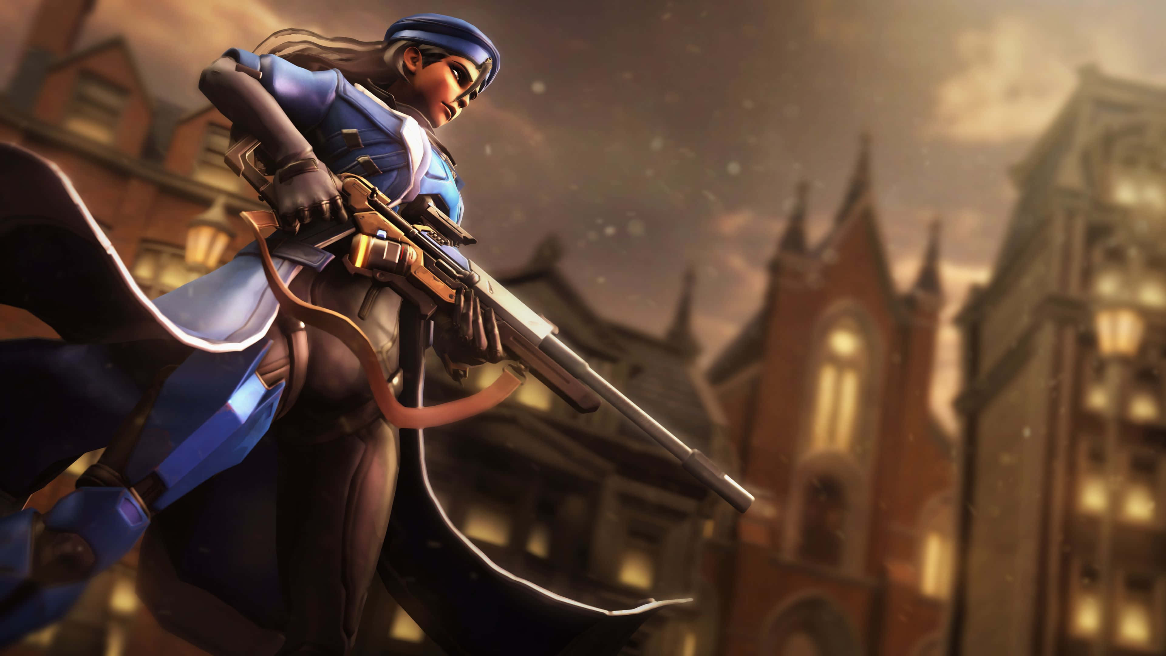 Overwatch Ana 桌布 壁紙 — 一位身穿藍色服裝的女兵拿著步槍，在黃昏時分的雪城市巷中擺好姿勢，身後是發光的窗戶。