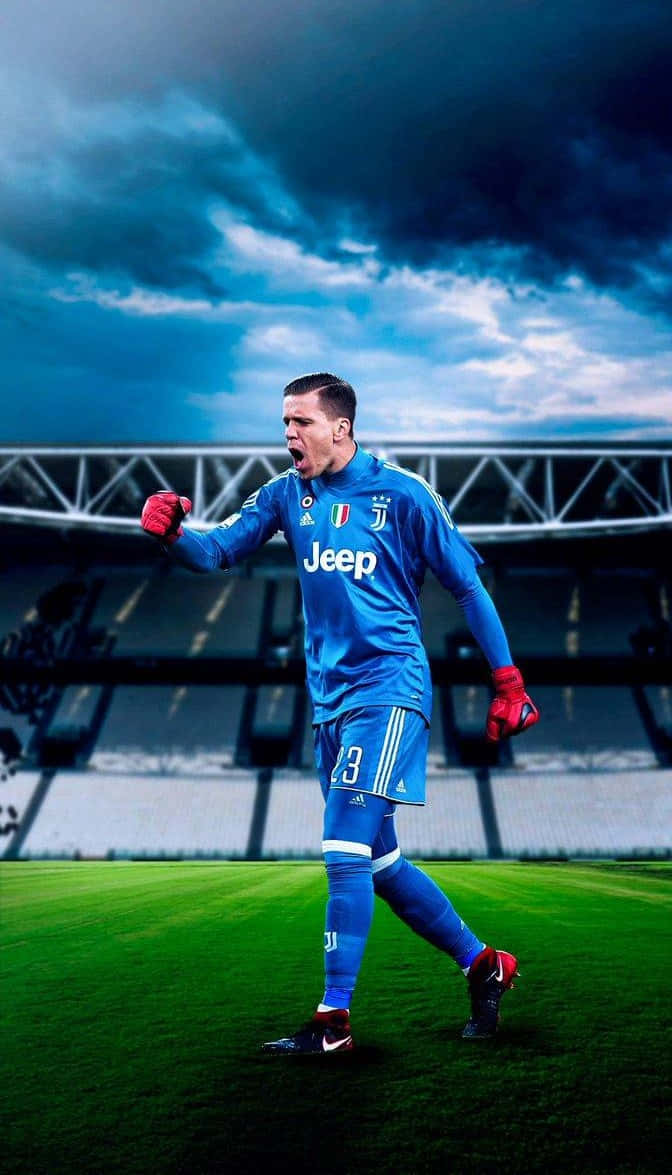 Wojciech Szczesny 桌布 壁紙 — 一位身穿藍色球衣的祖雲達斯門將在戲劇性的暴風雨天空下，於充滿活力的綠色球場上勝利地咆哮。