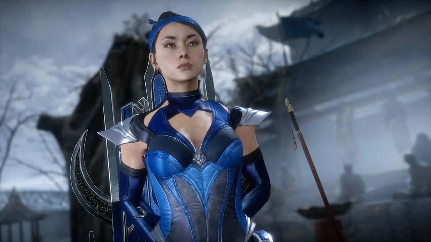 Mortal Kombat Kitana 桌布 壁紙 — 一位身穿藍色盔甲的兇猛戰士，在陰沉天空下，於煙霧瀰漫的古老亞洲庭院中，手持新月刀蓄勢待發。