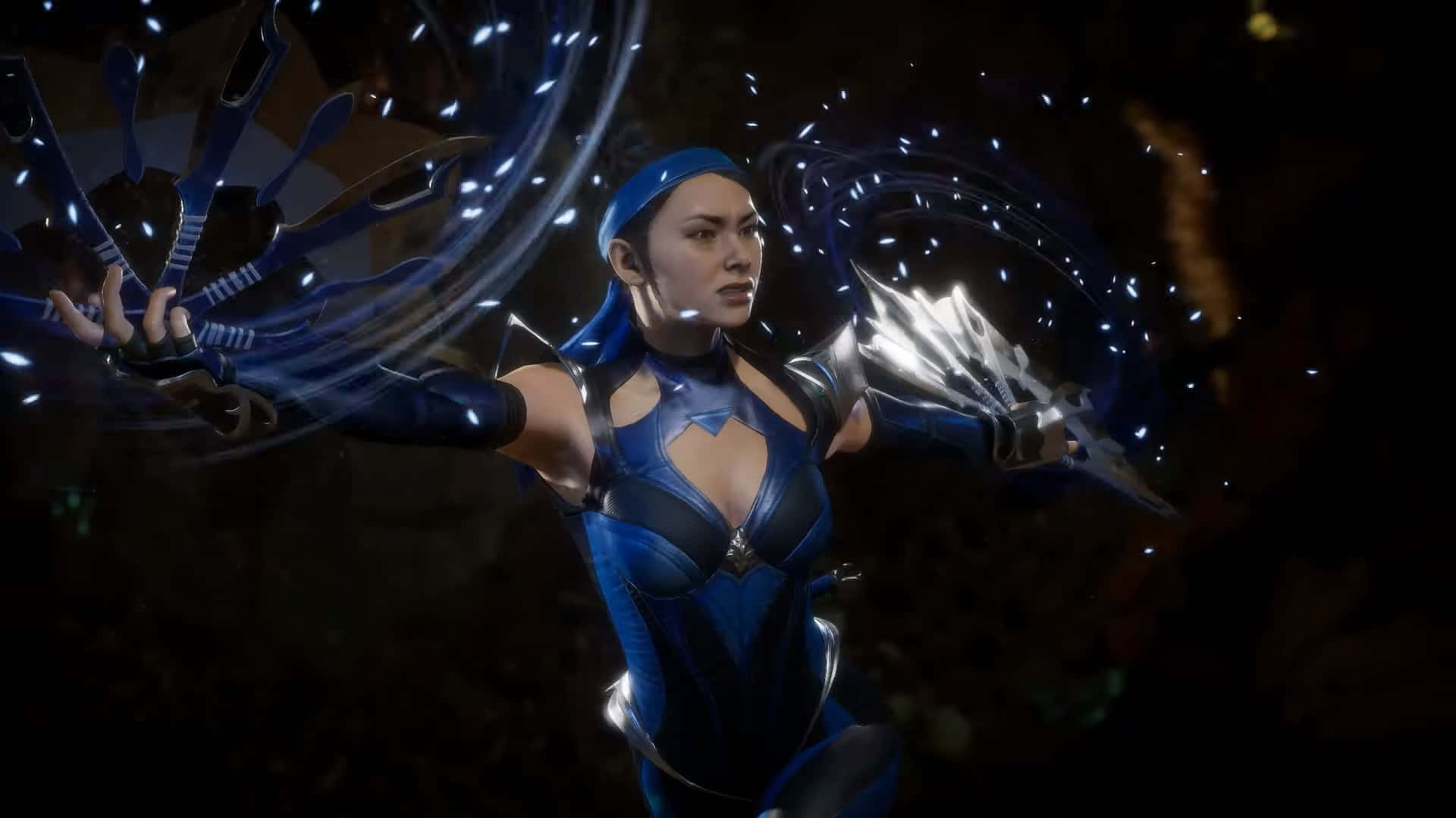 Mortal Kombat Kitana 桌布 壁紙 — 一位身穿藍色盔甲的女戰士在黑暗的競技場中揮舞著發光的能量刀，火花四濺。