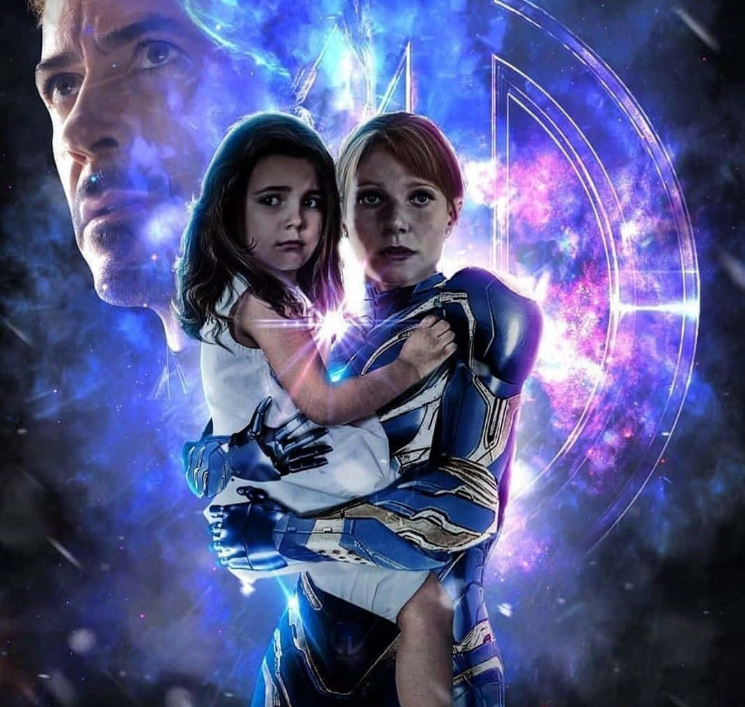 Pepper Potts 桌布 壁紙 — 一位身穿藍色盔甲的女超級英雄，在宇宙星雲背景下懷抱著一個小女孩，身後有一個巨大的面孔若隱若現。