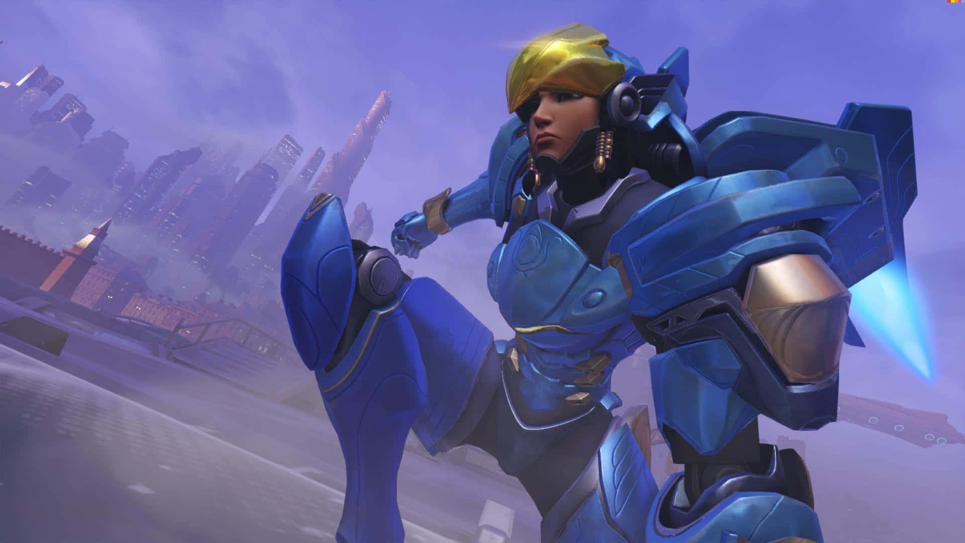 Overwatch Pharah 桌布 壁紙 — 一位身穿藍色盔甲的未来女戰士，在霧氣瀰漫的城市天際線中佇立，帶有發光的能量效果。