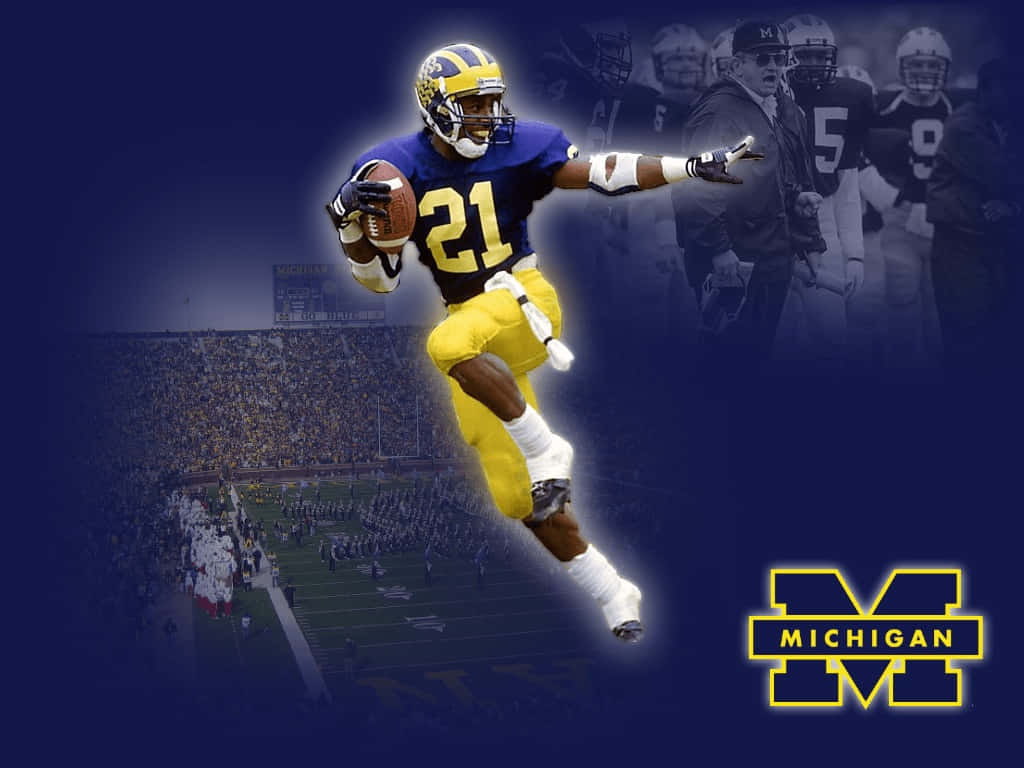 Michigan Wolverines 桌布 壁紙 — 一位身穿藍黃色球衣的密歇根大學美式足球員在體育場背景下持球跳躍。