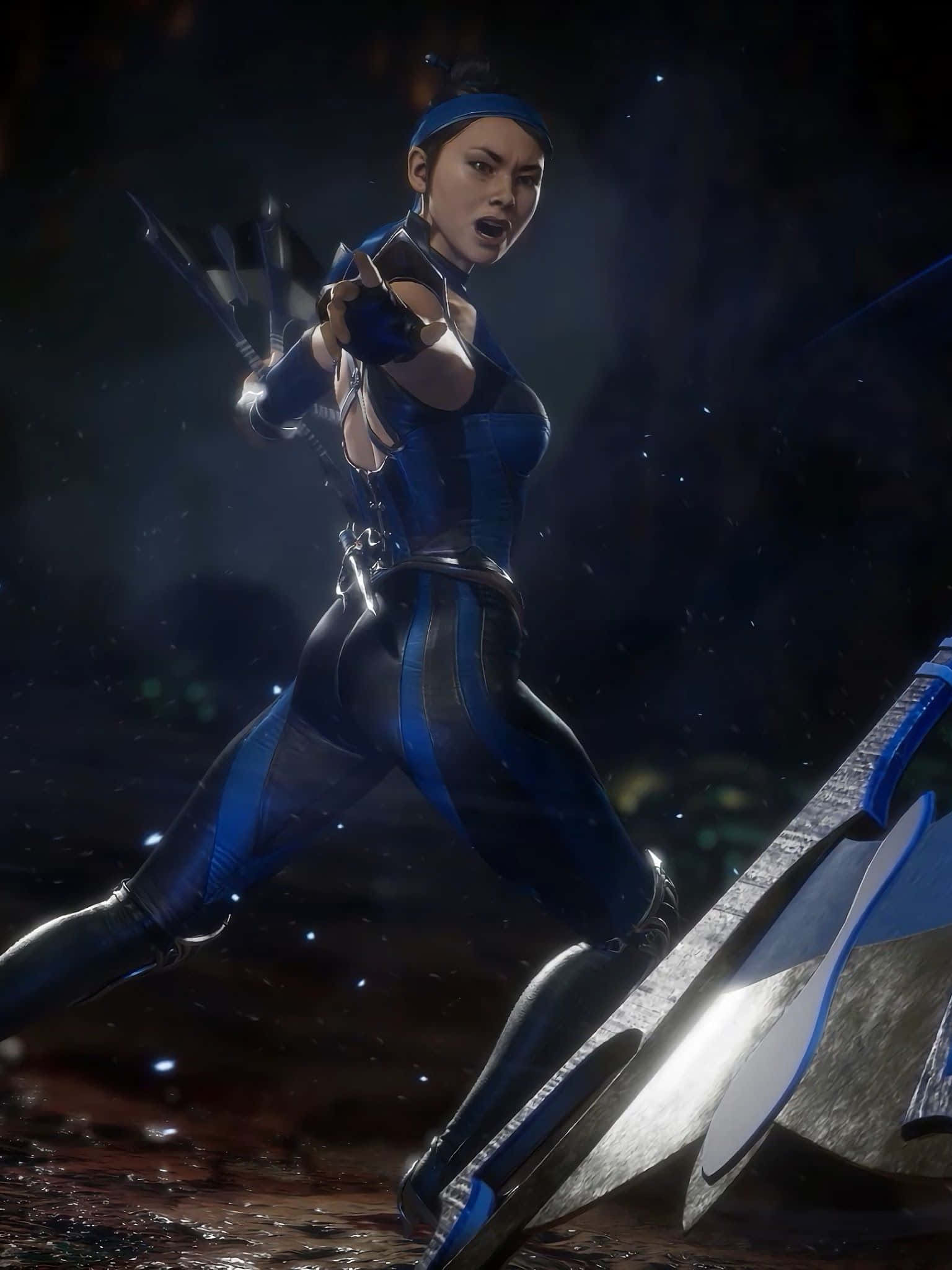 Mortal Kombat Kitana 桌布 壁紙 — 一位身穿藍黑盔甲的女性戰士在黑暗星空環境中揮舞著發光武器。