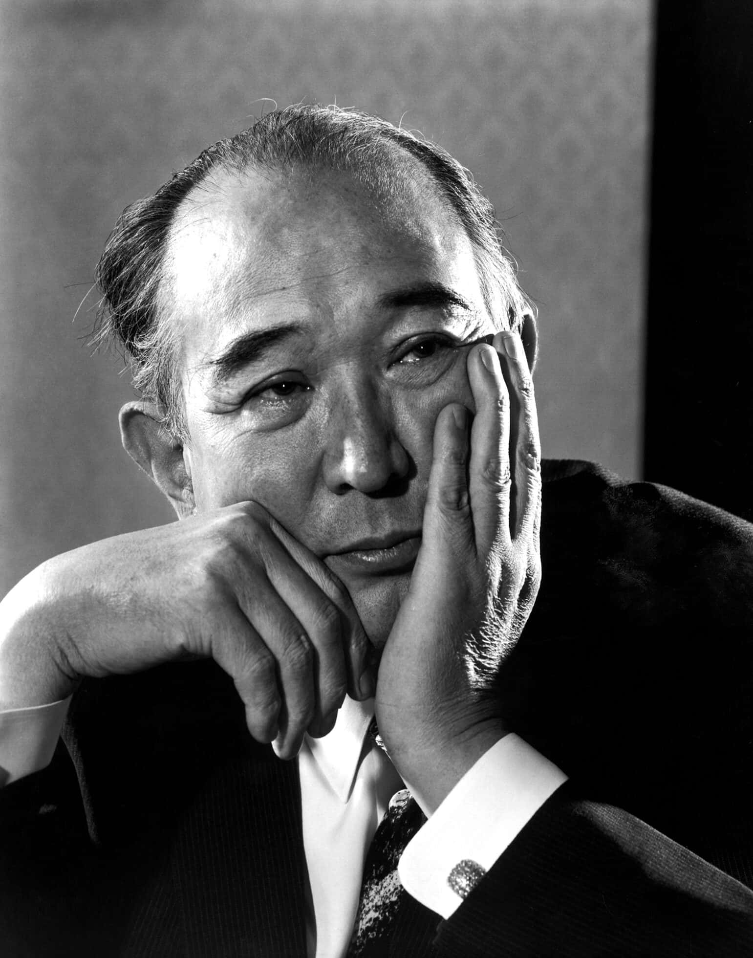 Akira Kurosawa 桌布 壁紙 — 一位身穿西裝的長者，雙手托腮，神情沉思的黑白肖像。