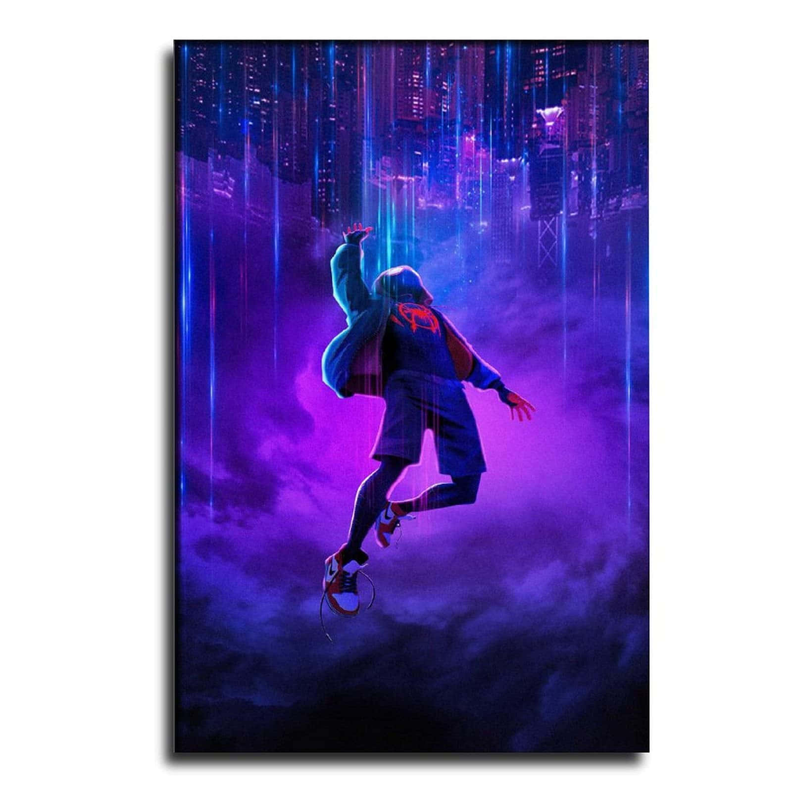 Miles Morales 動漫 桌布 壁紙 — 一位身穿連帽衫的年輕英雄跳過一個充滿霓虹燈的賽博朋克城市景觀，閃爍著電紫色和藍色的光芒。