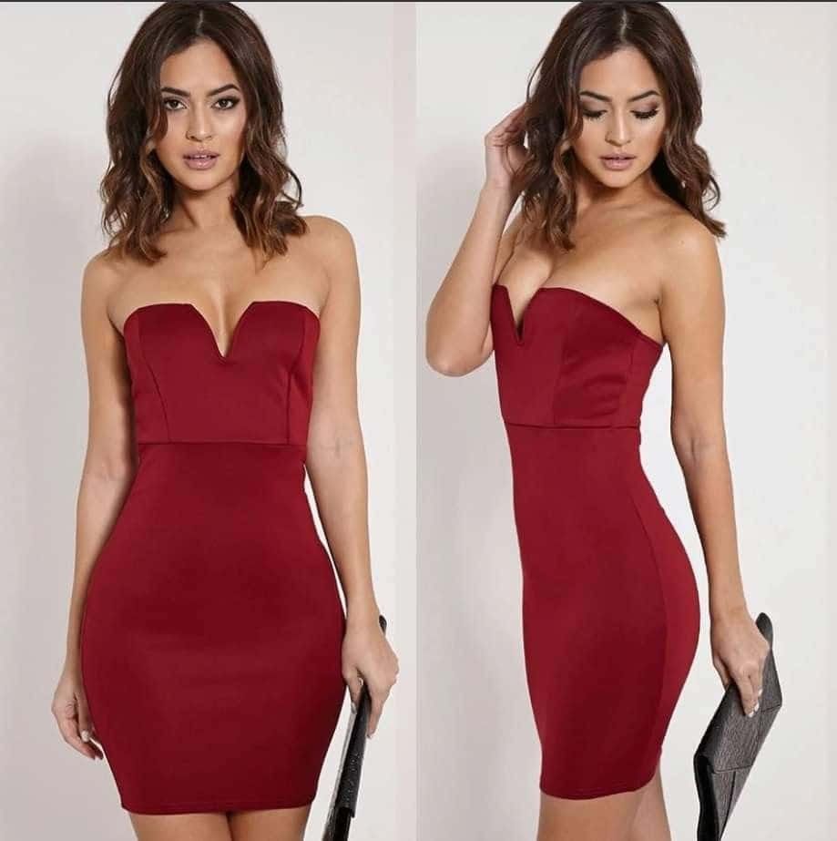 Red Clothing 桌布 壁紙 — 一位身穿酒紅色緊身無肩帶連衣裙的女性在純白背景前自信地擺姿勢。