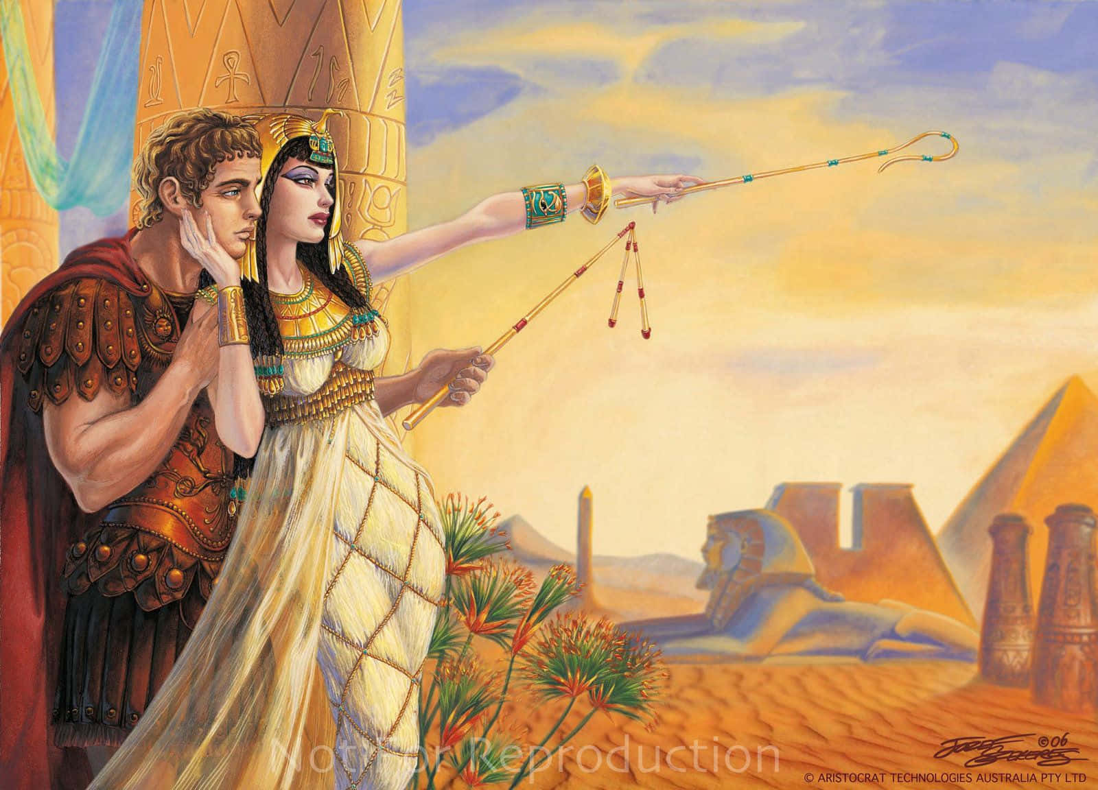 Cleopatra 桌布 壁紙 — 一位身穿金色王袍的古埃及女王手持權杖，而一名羅馬士兵在沙漠中凝視著她，背景有金字塔和獅身人面像。