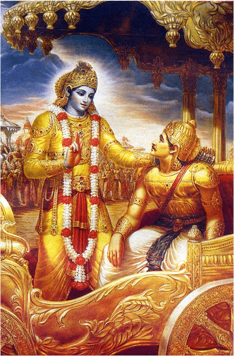 Krishna Arjun 桌布 壁紙 — 一位身穿金色長袍和花環的神聖人物，在戲劇性的天空下，祝福著一輛華麗戰車上跪著的戰士。