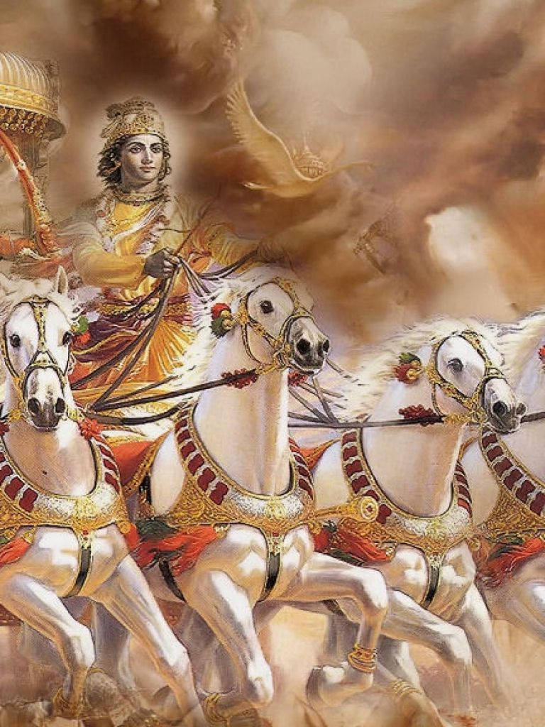 Bhagavad Gita 桌布 壁紙 — 一位身穿金色長袍的威嚴人物，騎著四匹裝飾著紅色和金色馬具的白馬，穿越風暴天空，上方有一隻神鳥翱翔。