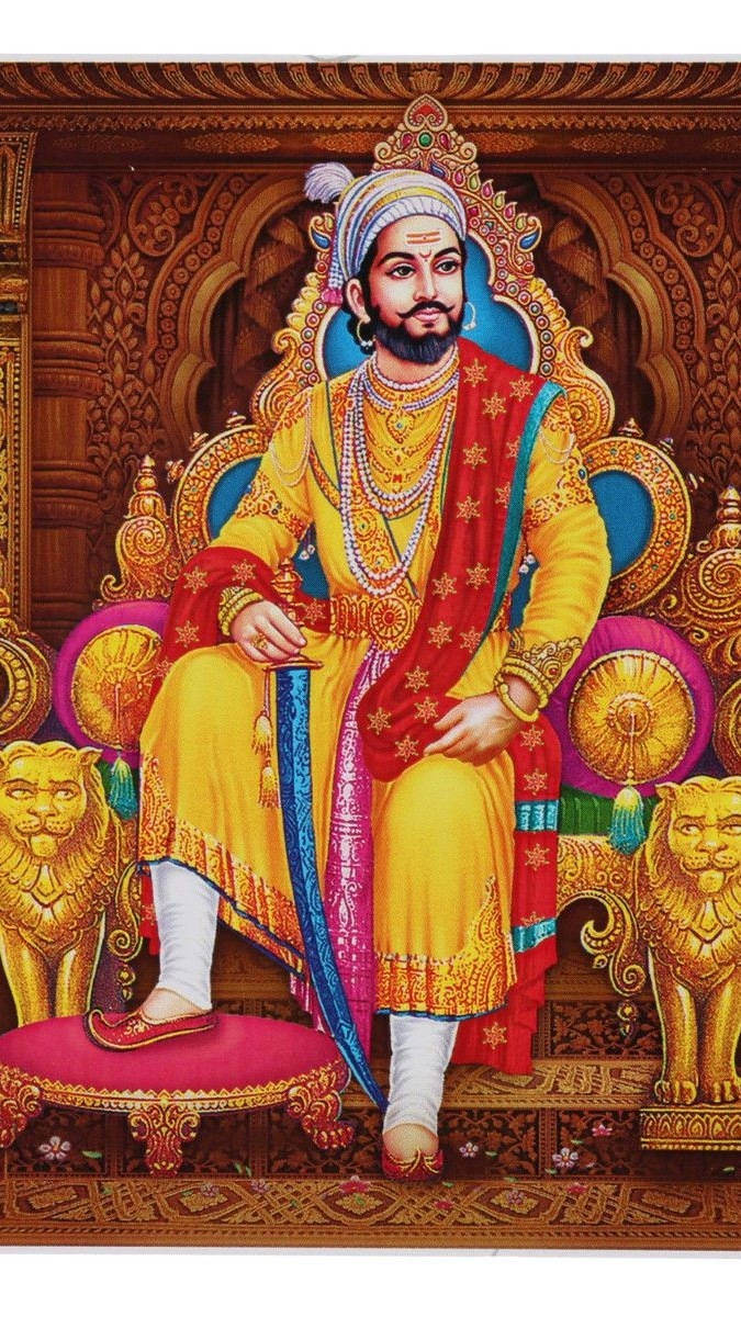 Chhatrapati Shivaji Maharaj 桌布 壁紙 — 一位身穿金黃色和紅色長袍的威嚴印度國王坐在裝飾華麗的寶座上，兩側有金色獅子雕像。