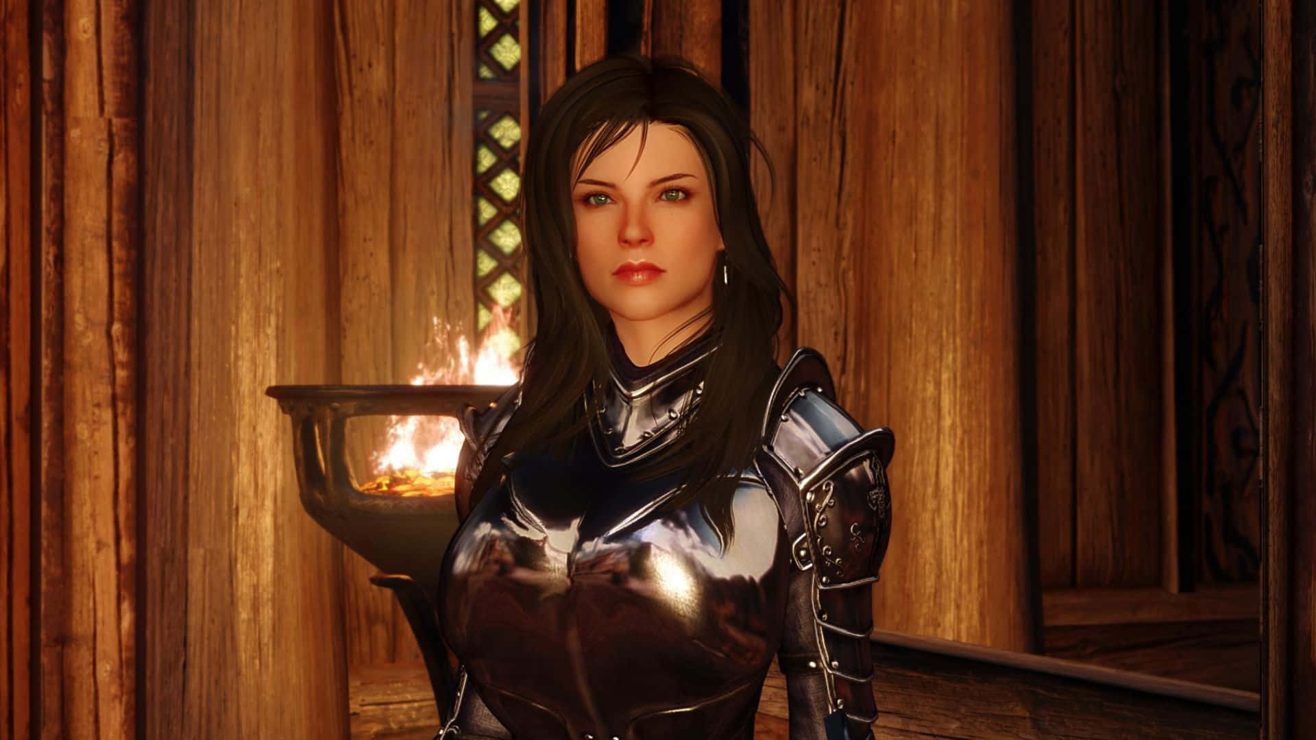 Skyrim Lydia 桌布 壁紙 — 一位身穿閃亮銀色盔甲的女騎士站在一個木製房間裡，身後的火盆中燃燒著火焰。