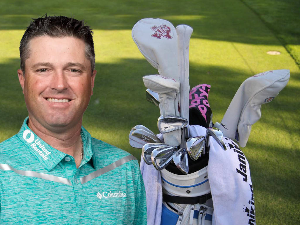 Ryan Palmer 桌布 壁紙 — 一位身穿青綠色Columbia Polo衫的高爾夫球手微笑著站在他的高爾夫球袋旁，背景是陽光明媚的綠色球場。