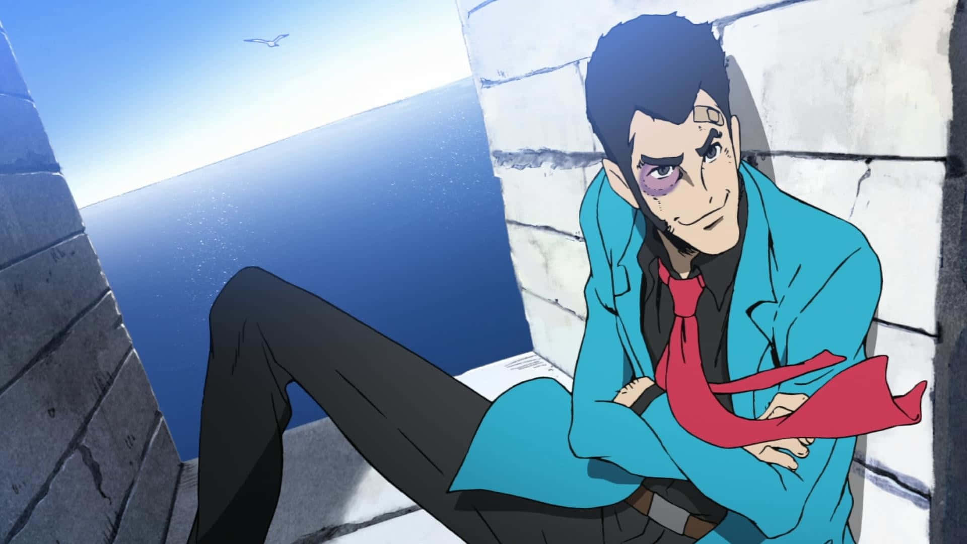 lupin iii 桌布 壁紙 — 一位身穿青綠色外套和紅色領帶的粗獷動畫偵探，靠著石牆，俯瞰著晴朗天空下廣闊的藍色海洋。