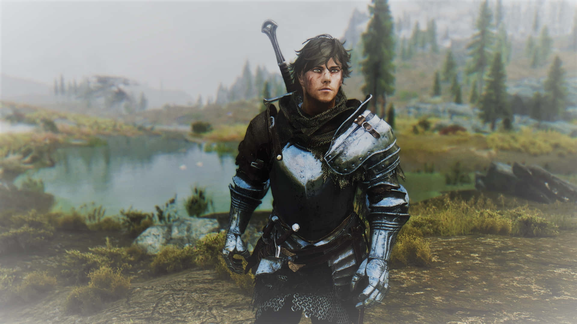 dovahkiin 桌布 壁紙 — 一位身穿風化盔甲的騎士，莊嚴地站在一個被松樹和遠山環繞的霧氣瀰漫的湖邊。