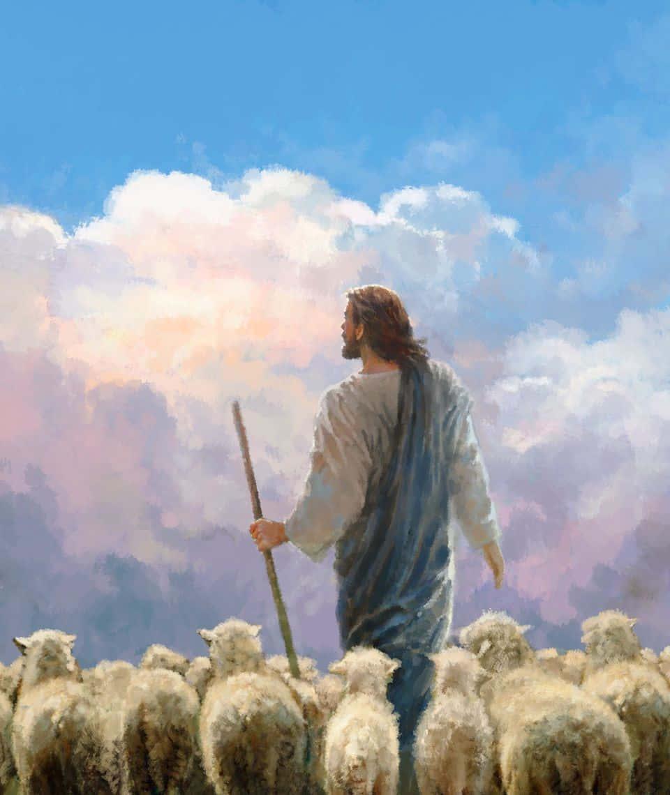 Jesus With Sheep 桌布 壁紙 — 一位身穿飄逸長袍的牧羊人，在廣闊的天空下，於羊群中平靜地行走，天空繪有柔和的粉紅色和藍色雲彩。
