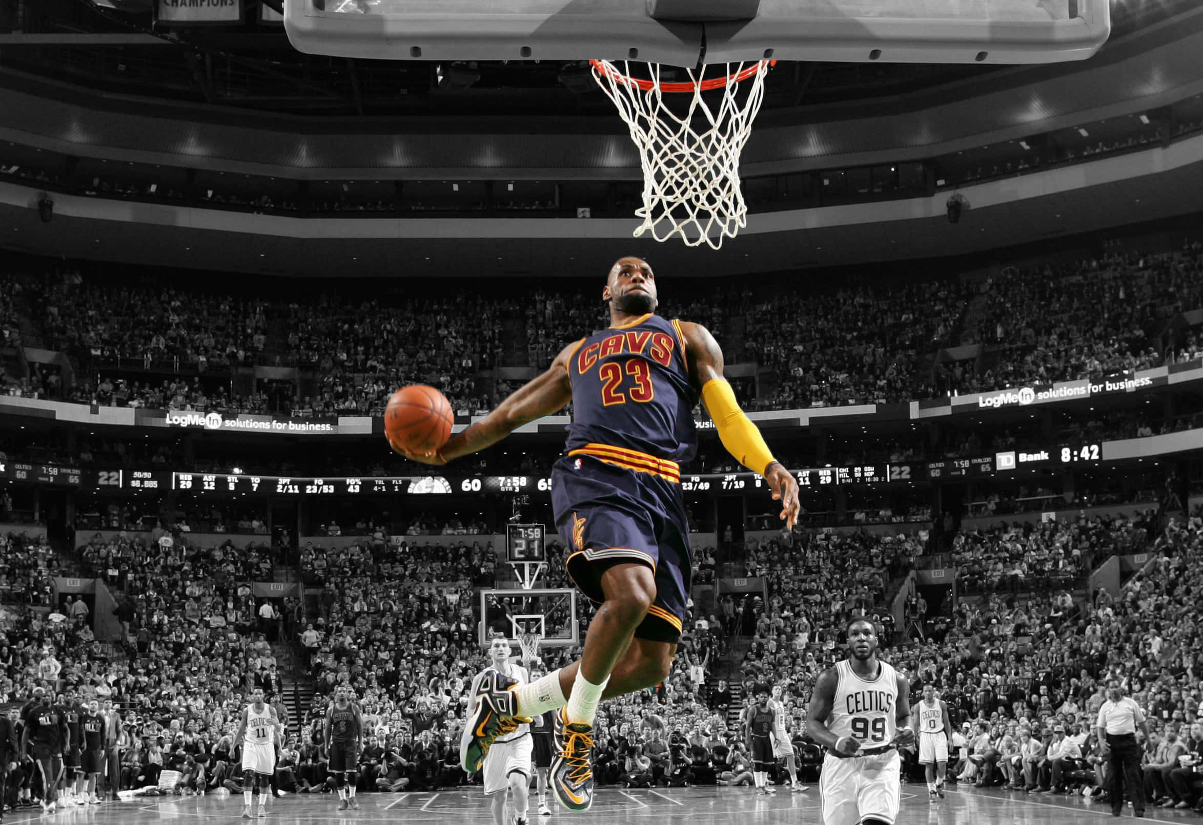 Cool Basketball 桌布 壁紙 — 一位身穿騎士隊球衣的籃球運動員高高躍起準備入樽，籃框在他上方，觀眾在黑白畫面中觀看。