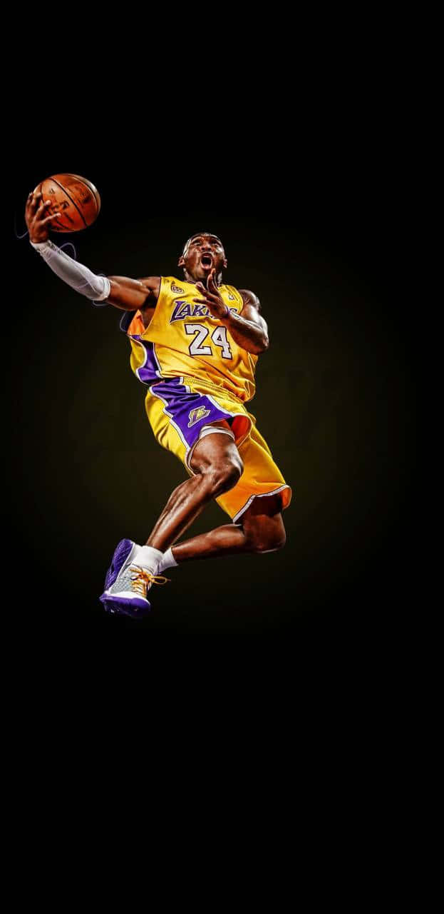 Kobe 桌布 壁紙 — 一位身穿黃色湖人隊24號球衣的籃球運動員，在黑暗背景下動態跳躍，手持籃球。