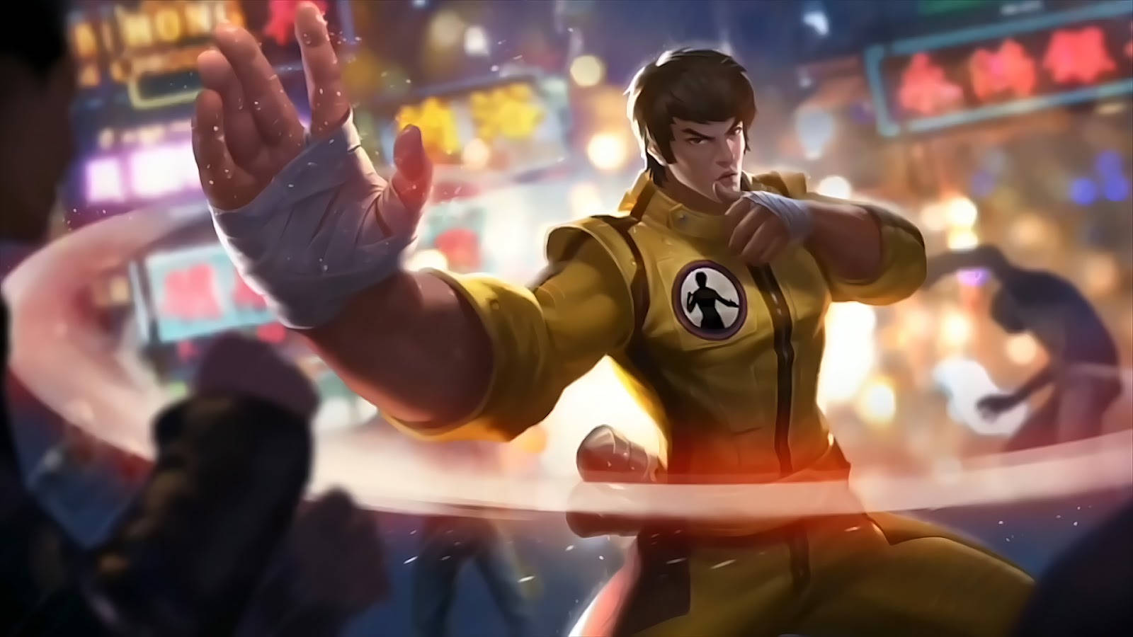 Mobile Legends 桌布 壁紙 — 一位身穿黃色道服的武術家，在霓虹燈招牌和模糊人群閃耀的都市夜景中擺好姿勢。