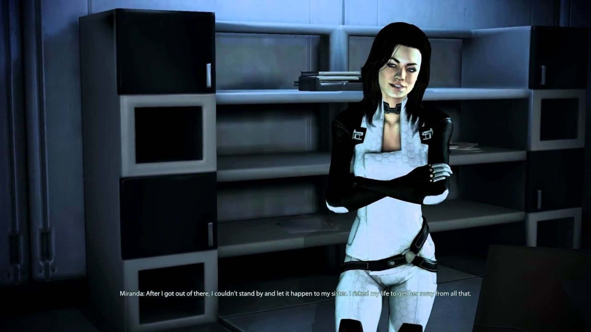 Miranda Lawson 桌布 壁紙 — 一位身穿黑白未來風格服裝的女性自信地交叉雙臂，站在一個光線昏暗、有架子和櫃子的辦公室裡。