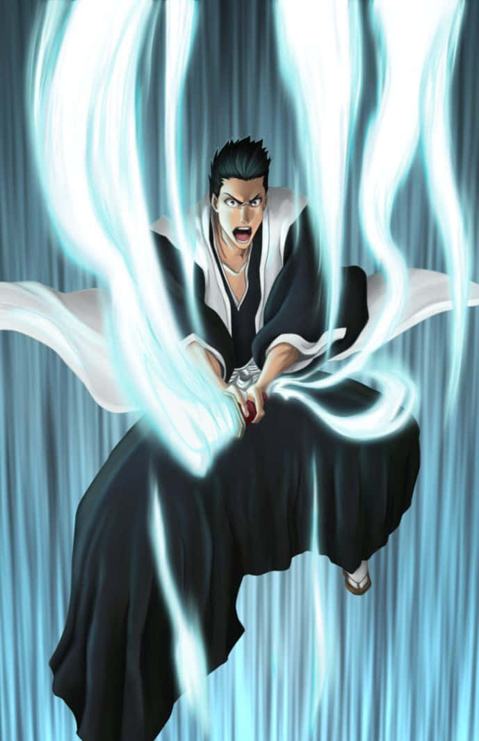 Isshin Kurosaki 桌布 壁紙 — 一位身穿黑白長袍的兇猛動漫戰士，在暴風雨般的藍色背景下，從劍中釋放出發光的藍色能量。