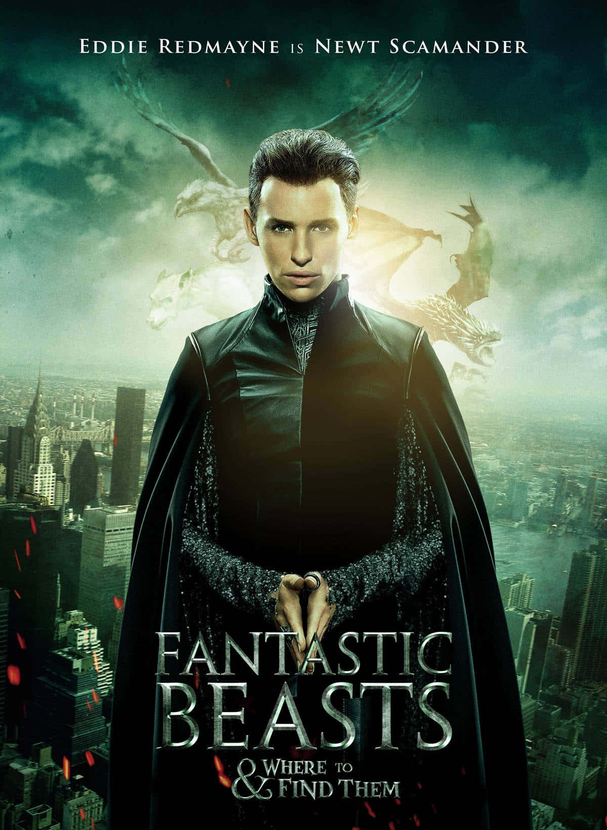 Fantastic Beasts 桌布 壁紙 — 一位身穿黑色斗篷的巫師站在城市景觀前，魔法野獸在暴風雨的天空中飛翔。