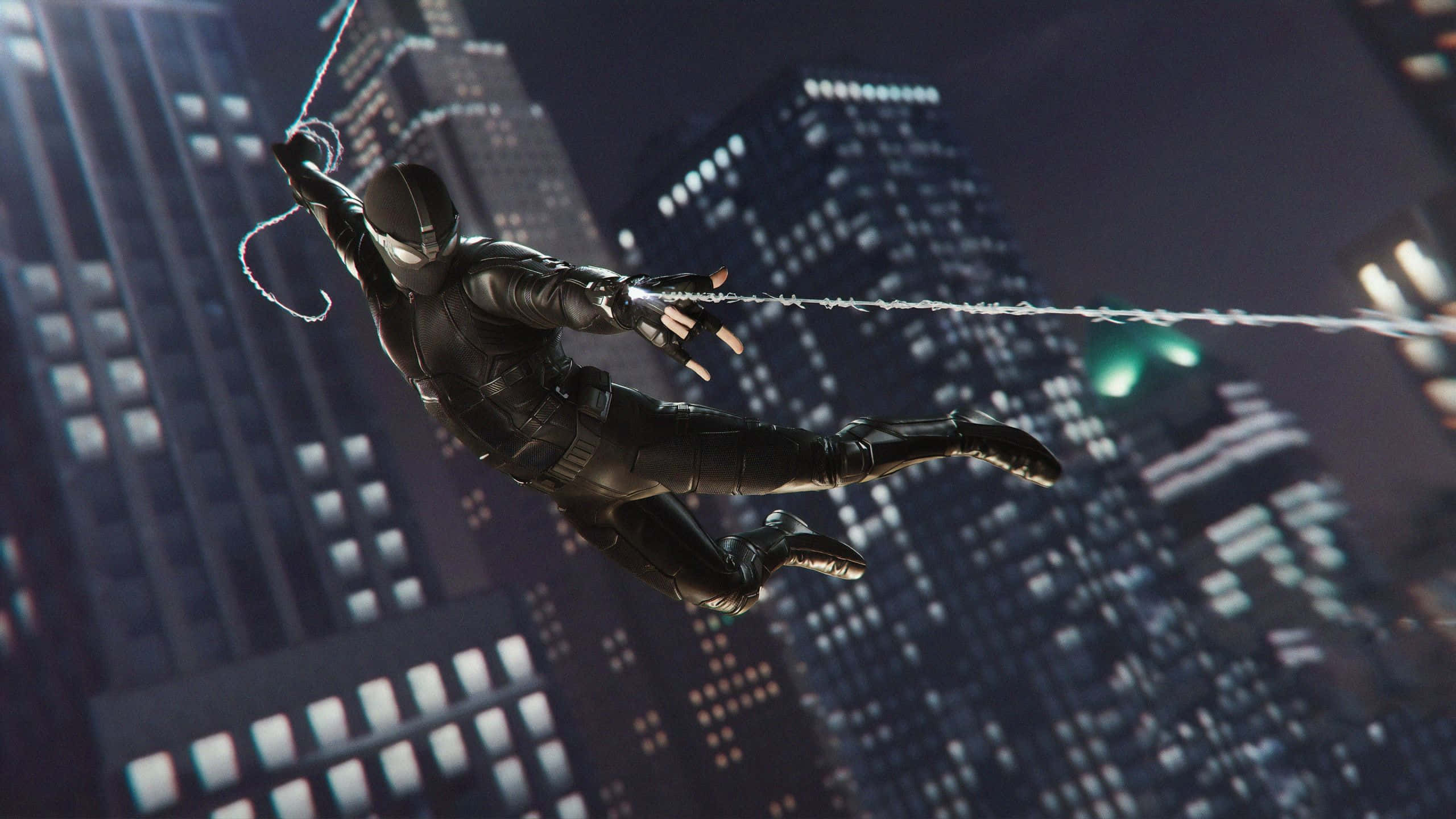Stealth Games 桌布 壁紙 — 一位身穿黑色緊身衣的蜘蛛英雄在夜晚的霓虹城市中穿梭，背後是高聳發光的摩天大樓。