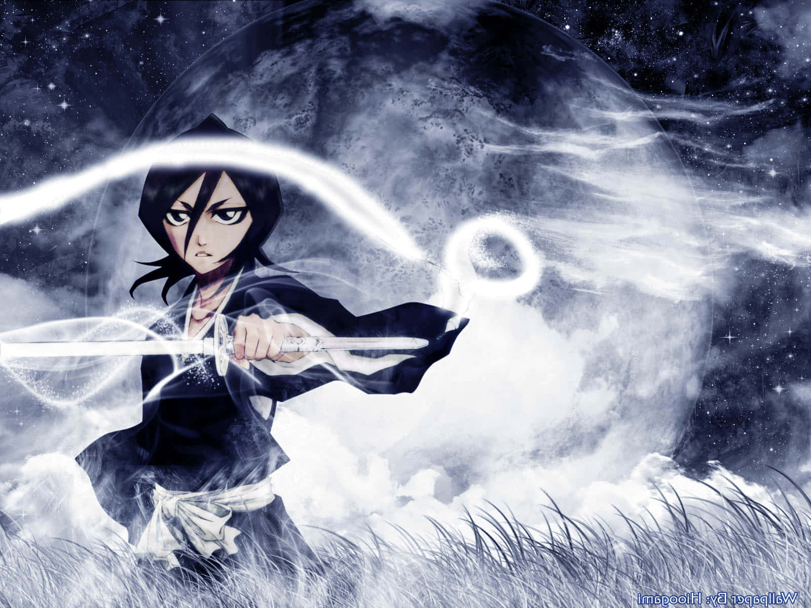 Rukia Kuchiki 桌布 壁紙 — 一位身穿黑色長袍的動漫戰士，在繁星點點的夜空下揮舞著發光的劍，背後有一輪巨大的月亮。